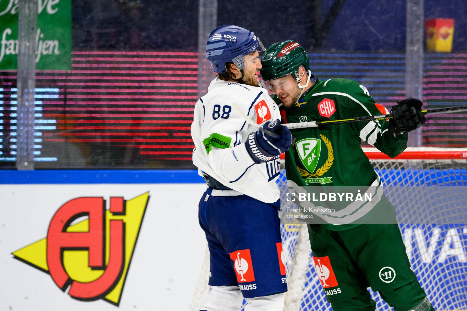 JC Lipon of Straubing Tigers and Theodor Lennström of