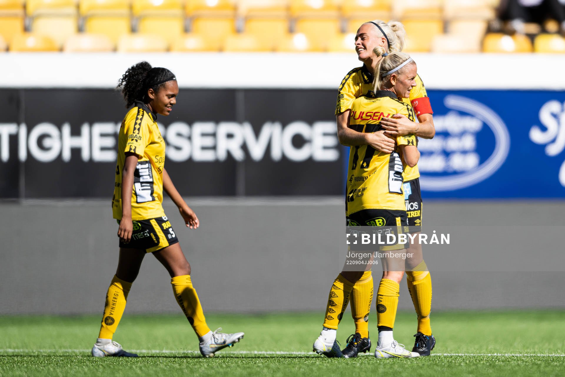 Elfsborgs Sara Jardving och Ellen Larsson jublar