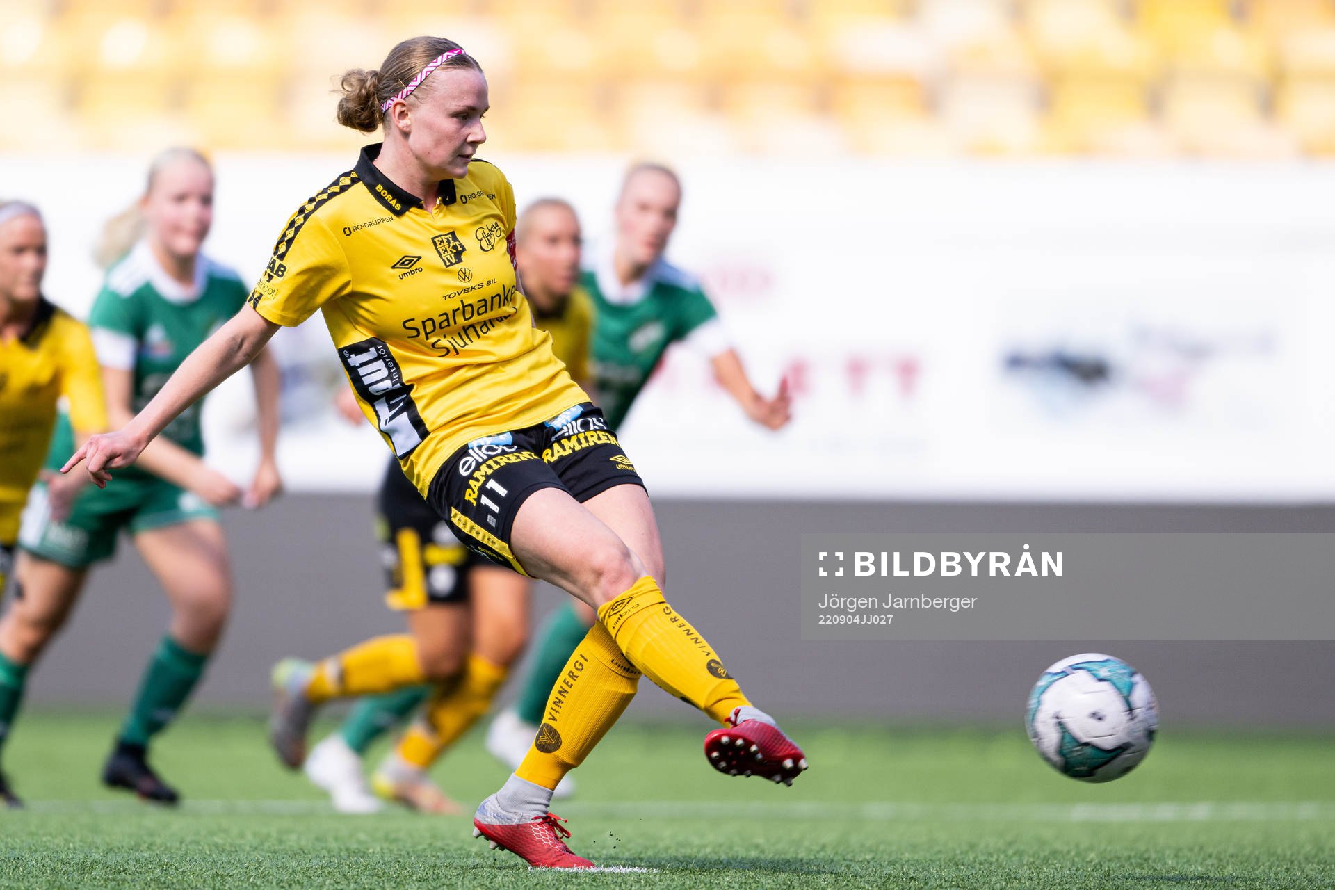 Elfsborgs Leann Nyström skjuter mål på straff