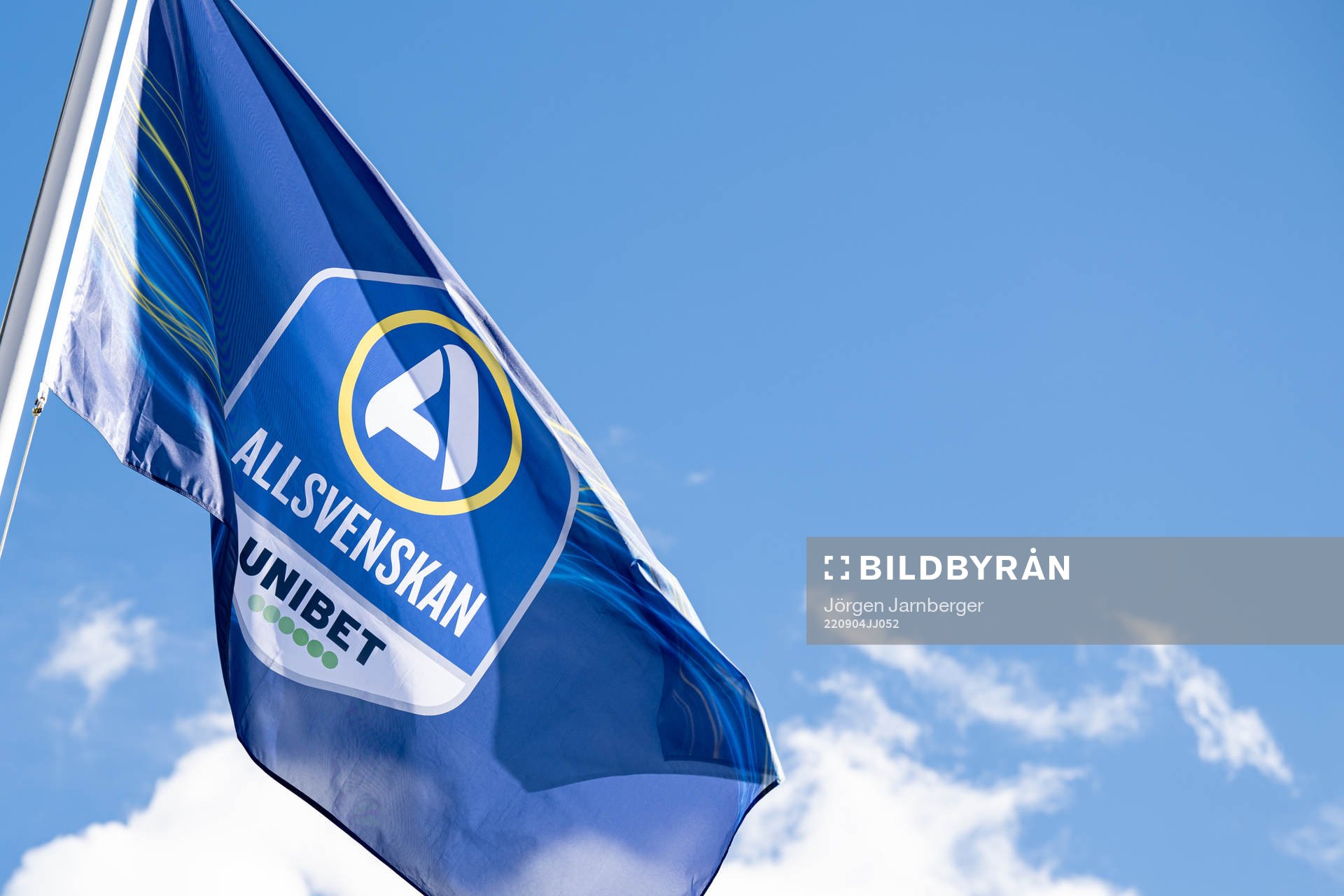 Flagga med Allsvenskan och Unibets loggor