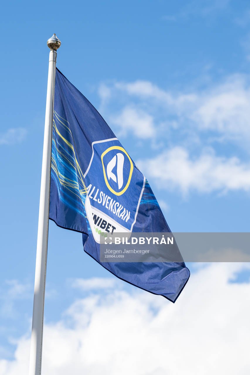 Flagga med Allsvenskans och Unibets loggor under fotbollsmatchen i Allsvenskan mellan Elfsborg och Malmö FF den 4 september 2022 i Borås.