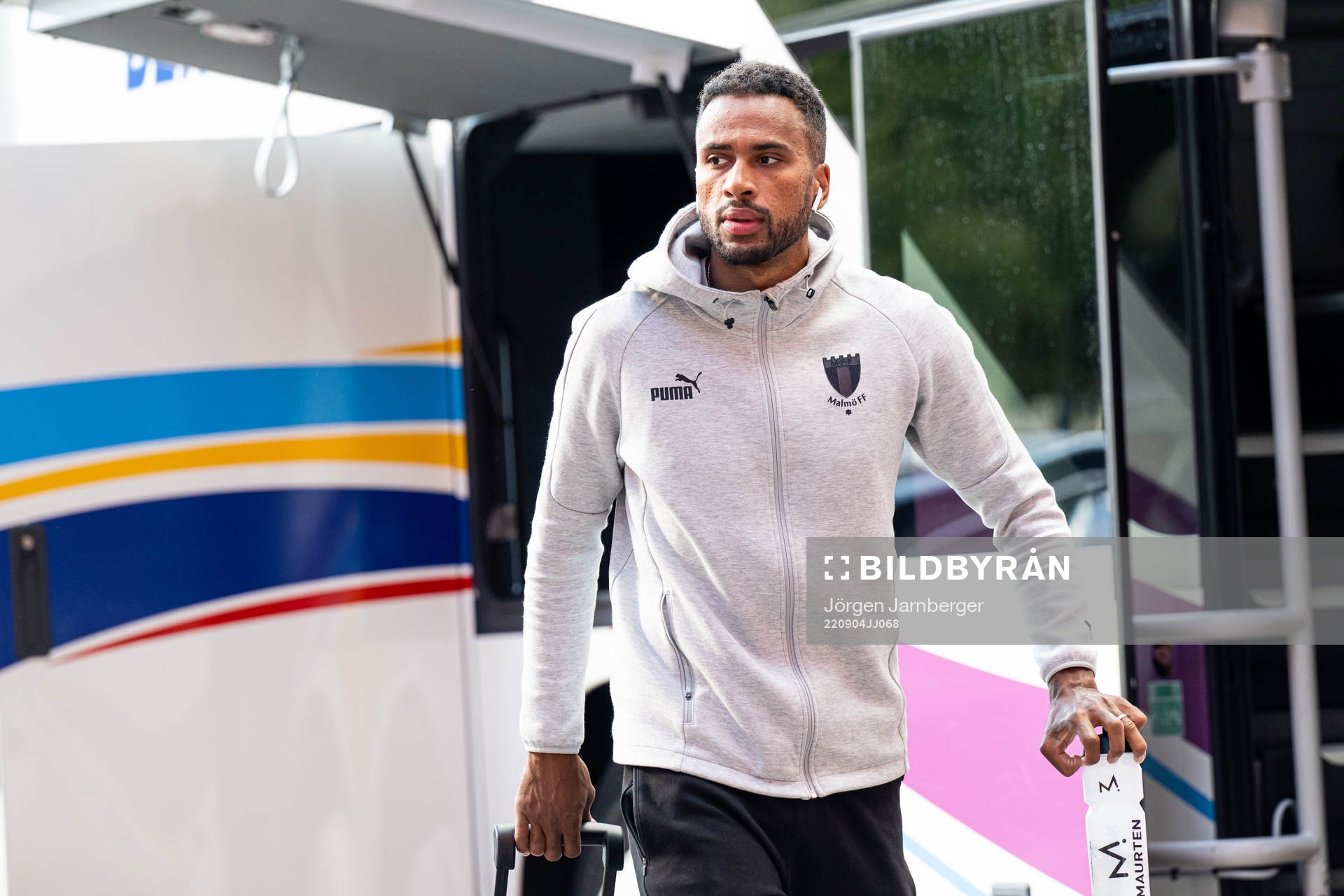 Malmö FFs Isaac Kiese Thelin anländer till Borås Arena inför fotbollsmatchen i Allsvenskan mellan Elfsborg och Malmö FF den 4 september 2022 i Borås. 