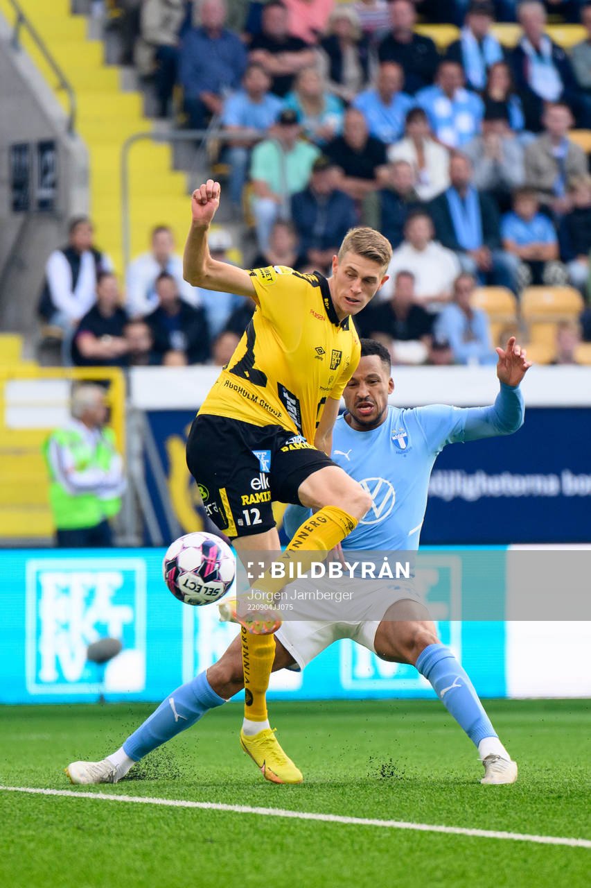 Elfsborgs Alexander Bernhardsson mot Malmö FFs Martin Olsson under fotbollsmatchen i Allsvenskan mellan Elfsborg och Malmö FF den 4 september 2022 i Borås.