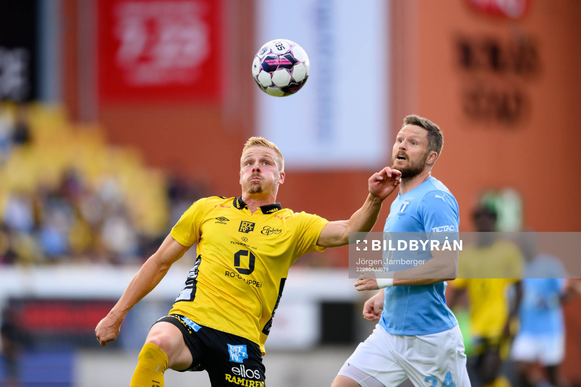 Elfsborgs Per Frick och Malmö FFs Lasse Nielsen under fotbollsmatchen i Allsvenskan mellan Elfsborg och Malmö FF den 4 september 2022 i Borås.