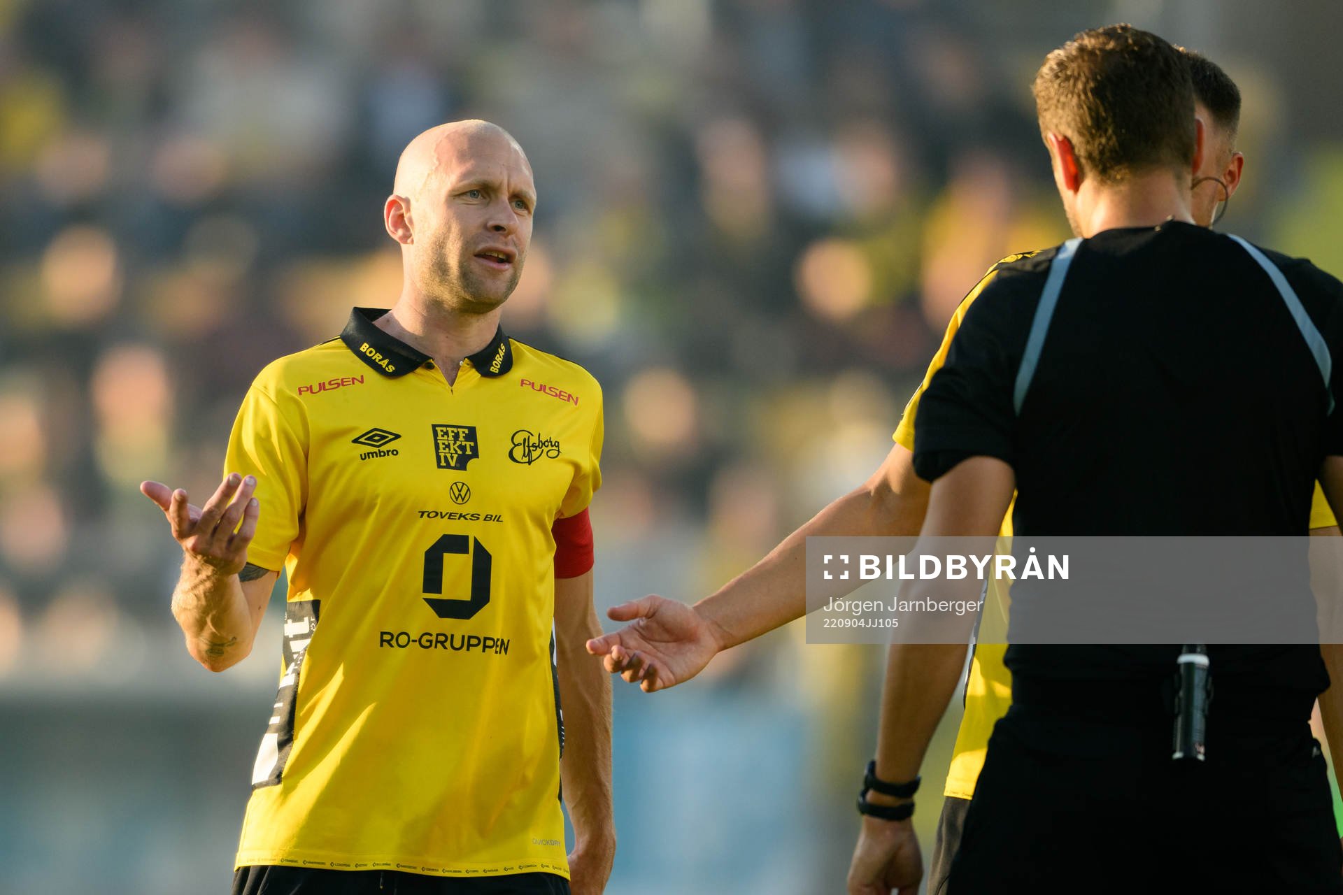 Elfsborgs Johan Larsson pratar med domaren under fotbollsmatchen i Allsvenskan mellan Elfsborg och Malmö FF den 4 september 2022 i Borås.