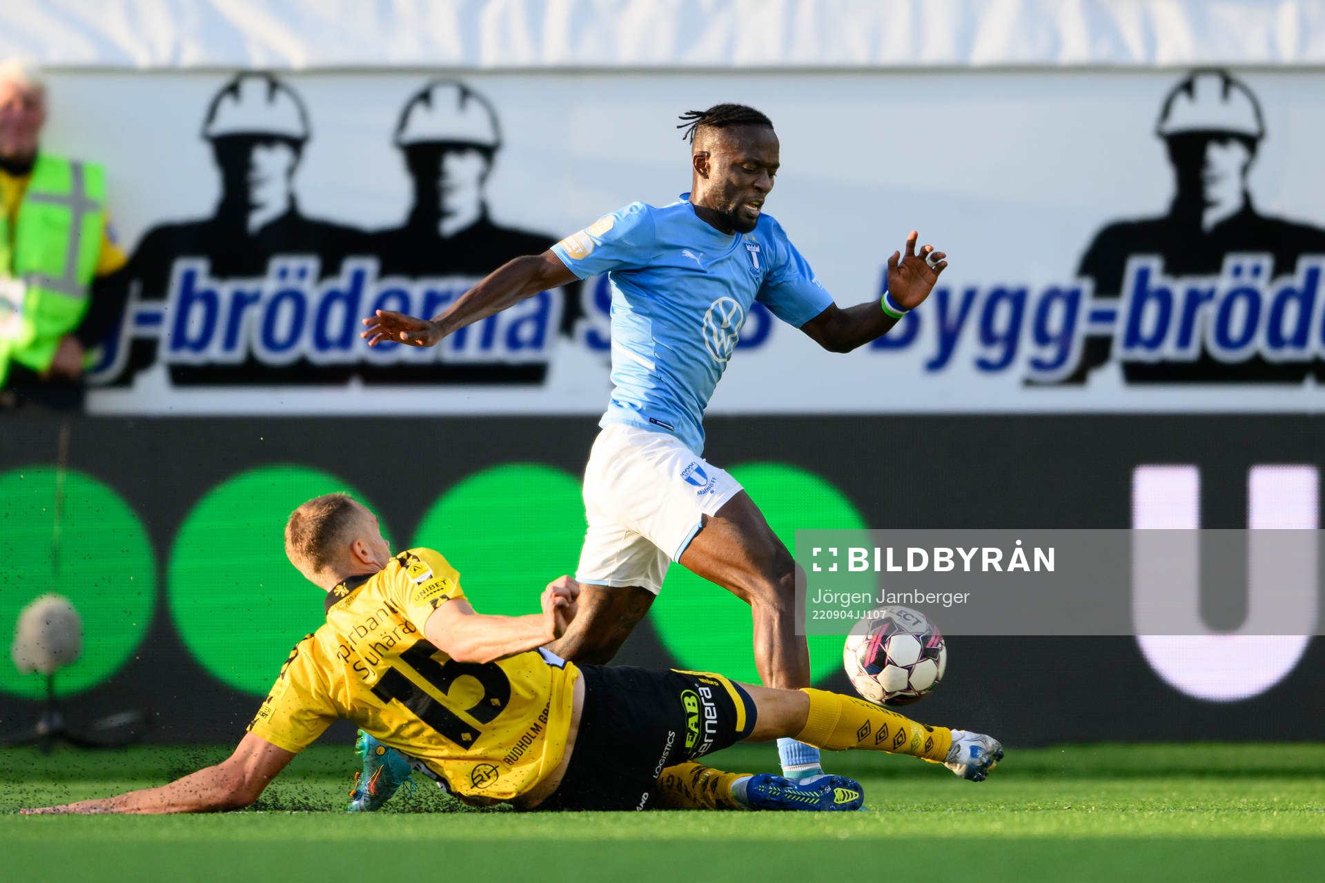 Elfsborgs Leo Väisänen och Malmö FFs Mohamed Buya Turay