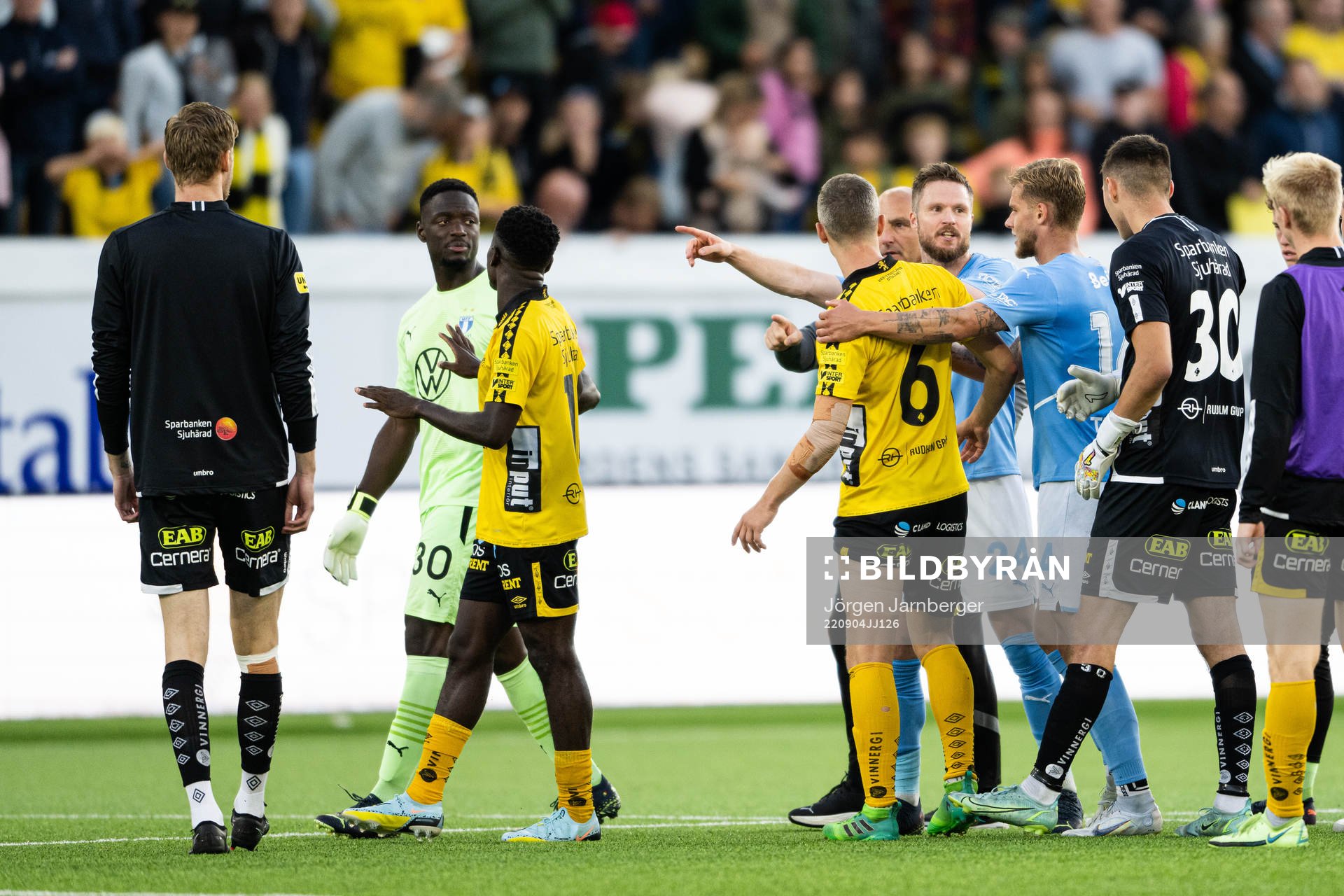 Malmö FFs målvakt Ismael Diawara irriterad