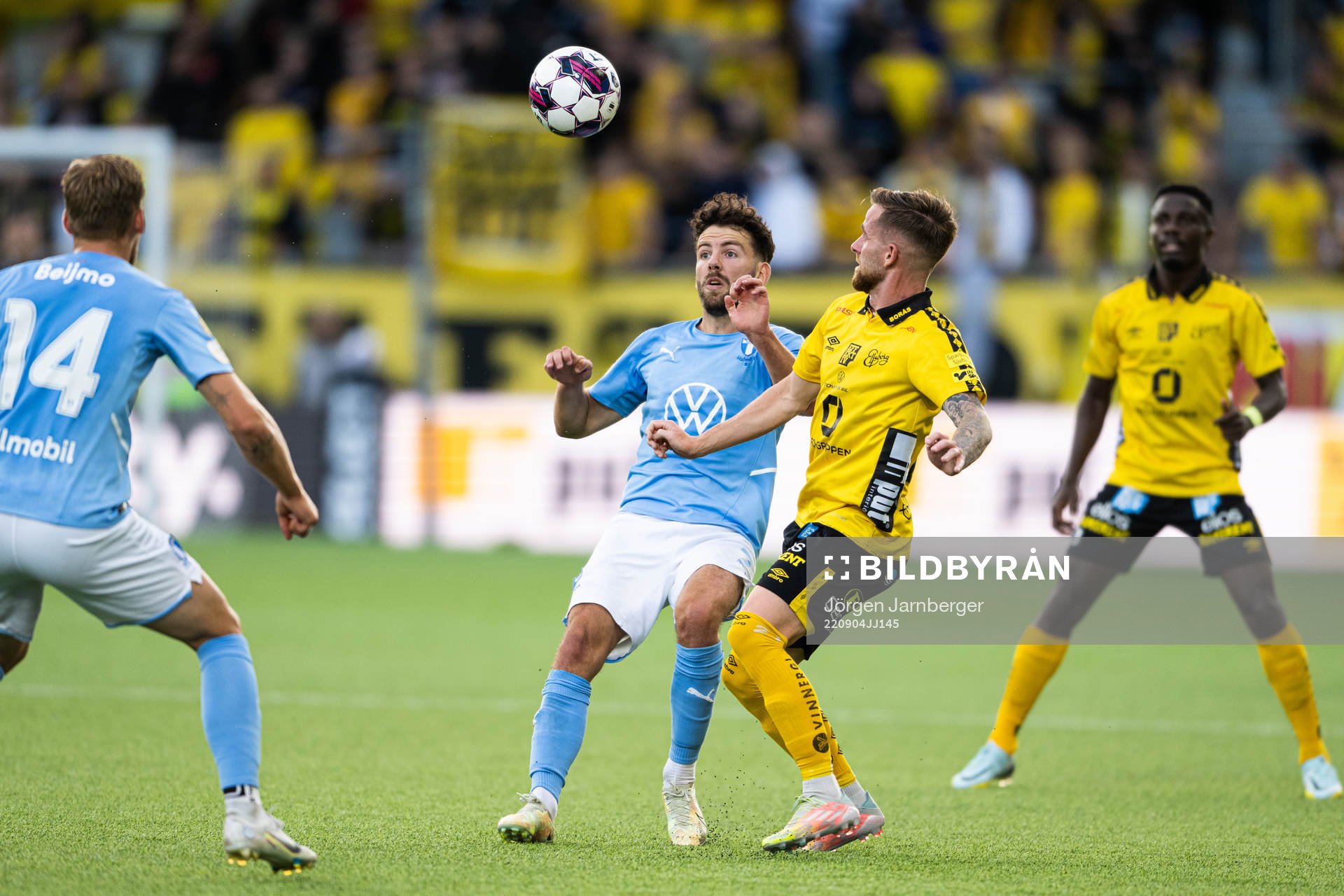 Malmö FFs Erdal Rakip och Elfsborgs Rasmus Alm under fotbollsmatchen i Allsvenskan mellan Elfsborg och Malmö FF den 4 september 2022 i Borås.