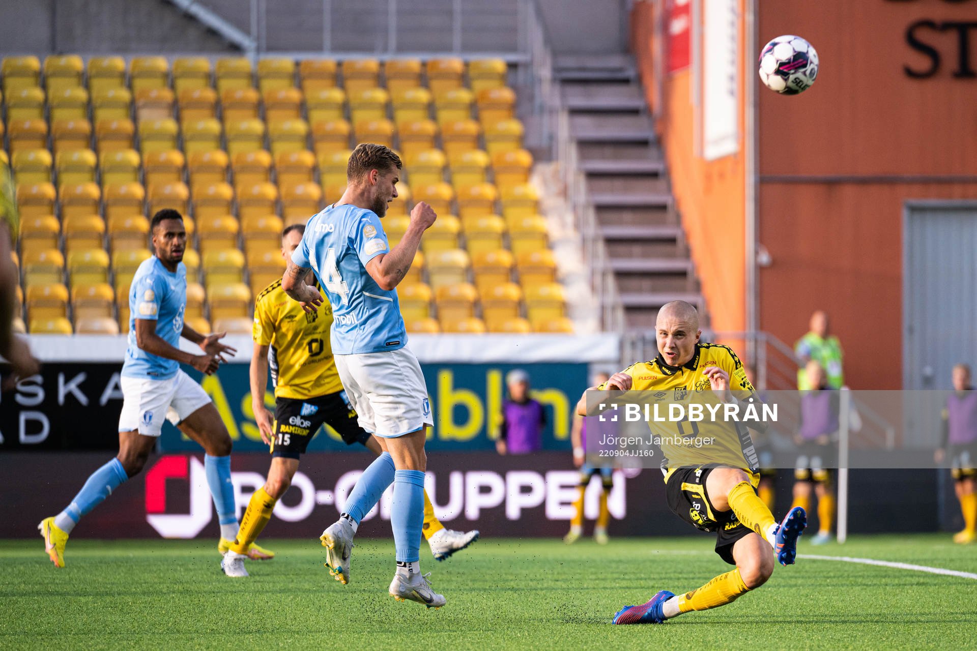 Malmö FFs Felix Beijmo ser Elfsborgs Sebastian Holmén