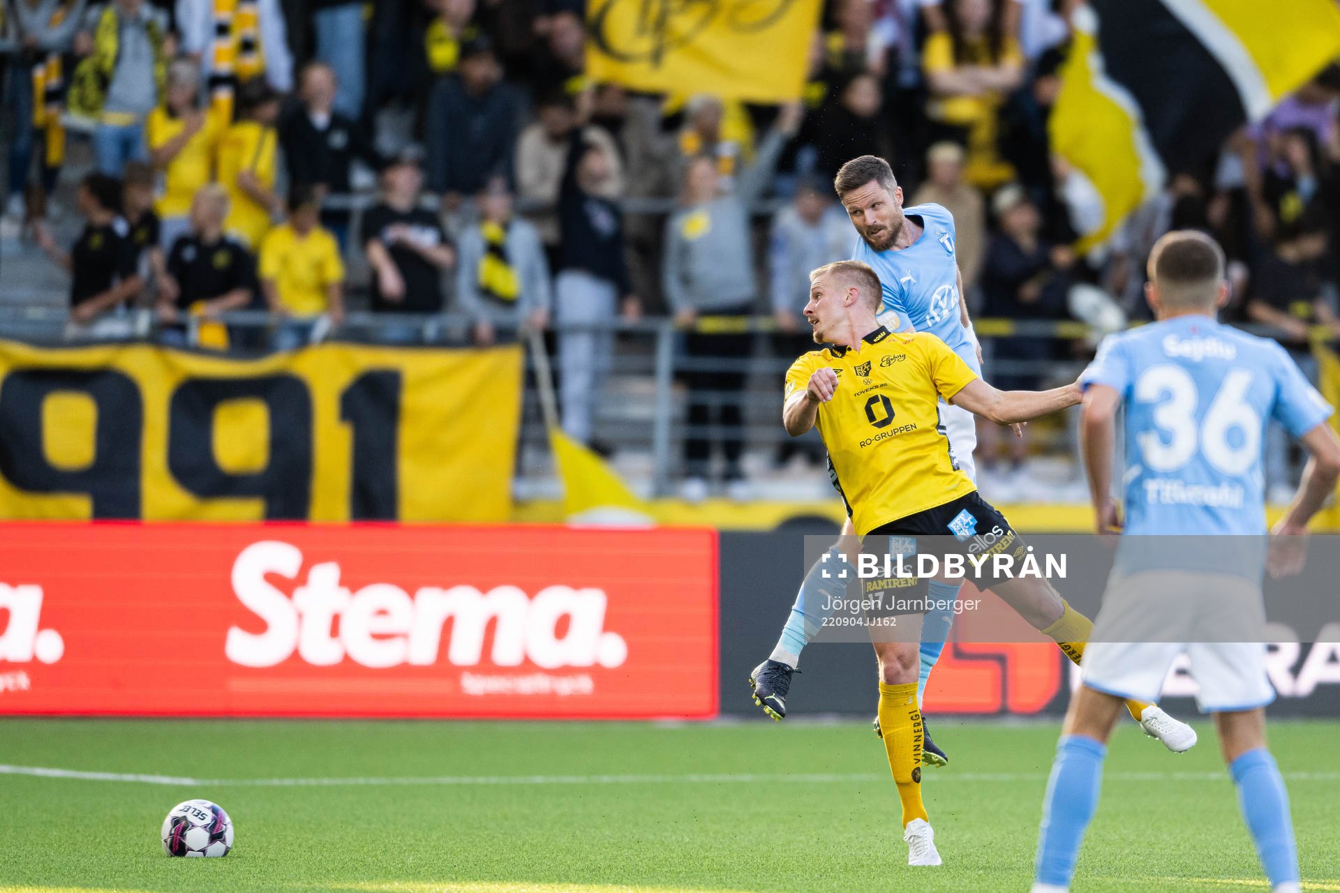 Elfsborgs Per Frick och Malmö FFs Lasse Nielsen under fotbollsmatchen i Allsvenskan mellan Elfsborg och Malmö FF den 4 september 2022 i Borås.