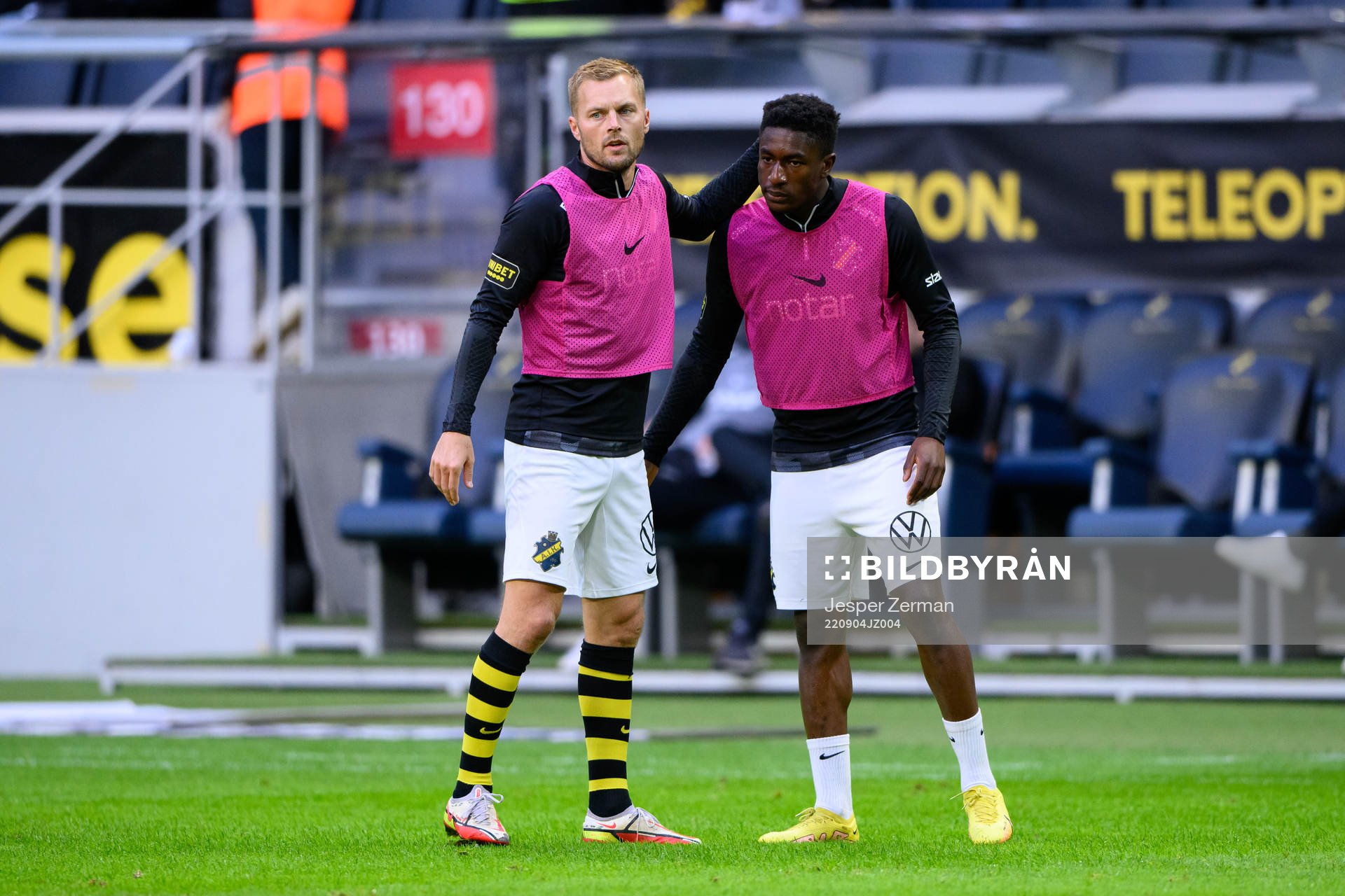 AIKs Sebastian Larsson och Josafat Mendes innan