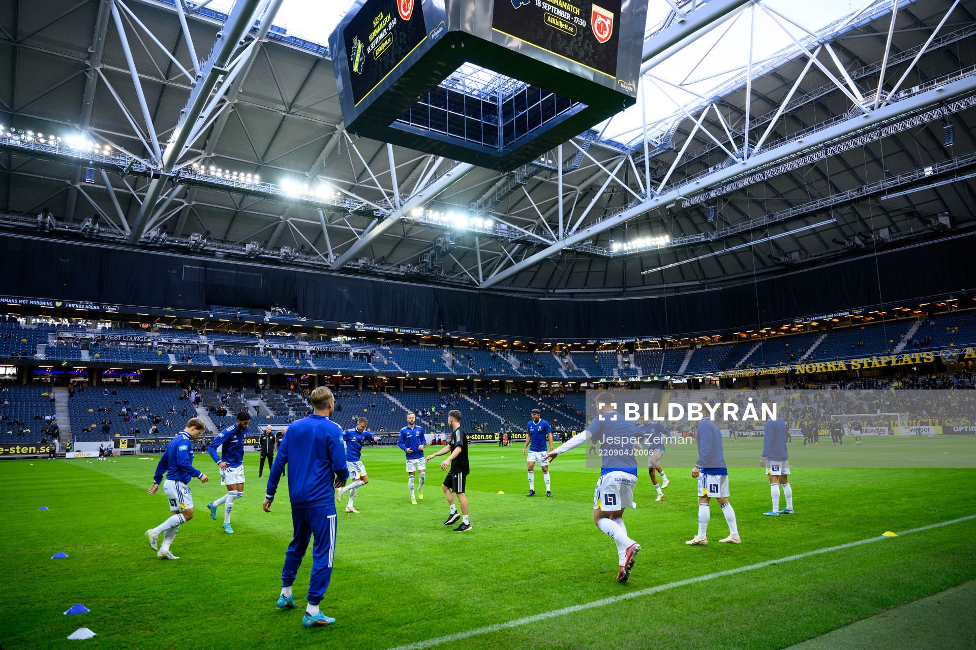 GIF Sundsvalls spelare värmer upp innan fotbollsmatchen i