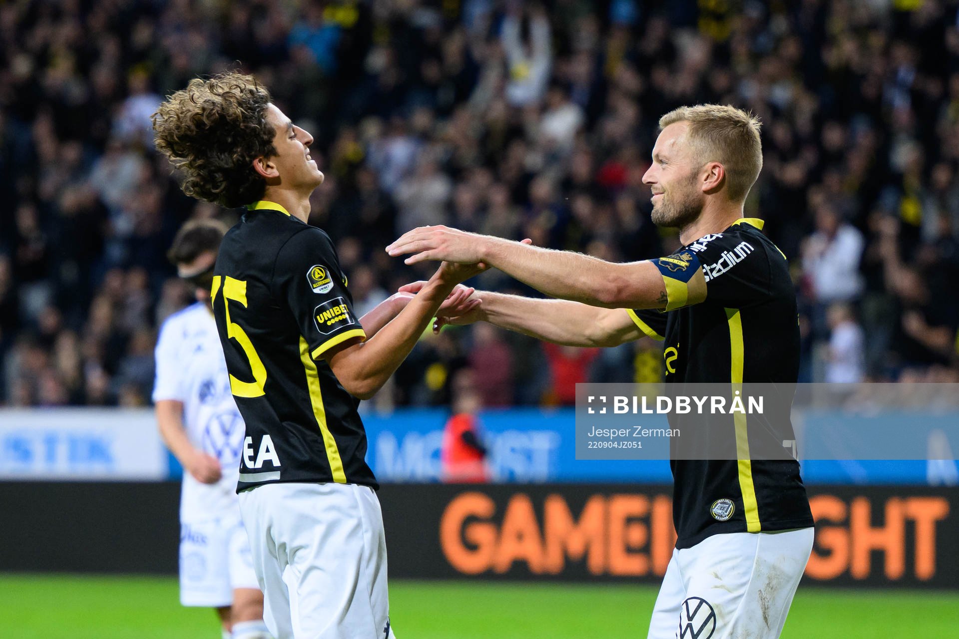 AIKs Taha Ayari och Sebastian Larsson jublar