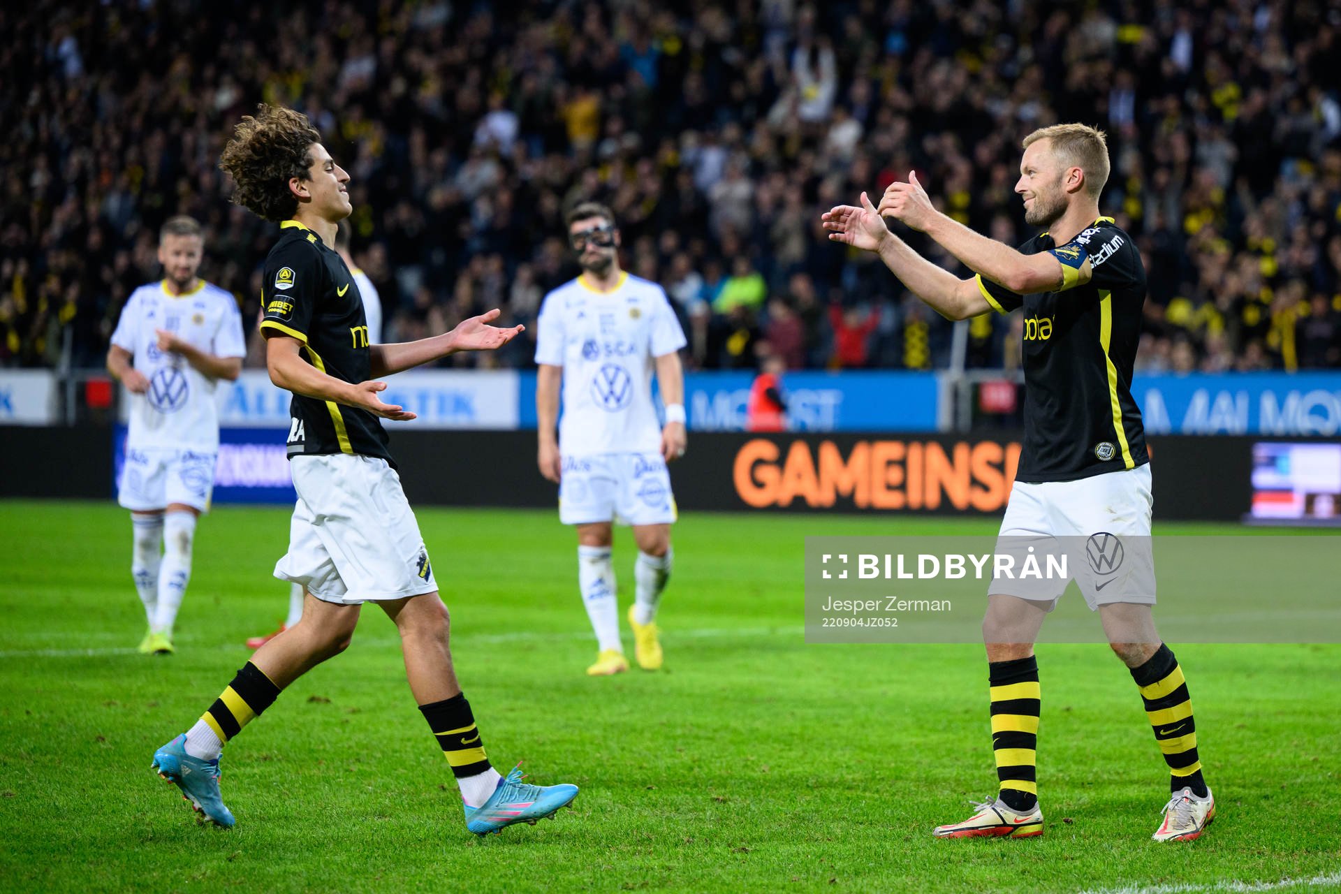 AIKs Taha Ayari och Sebastian Larsson jublar