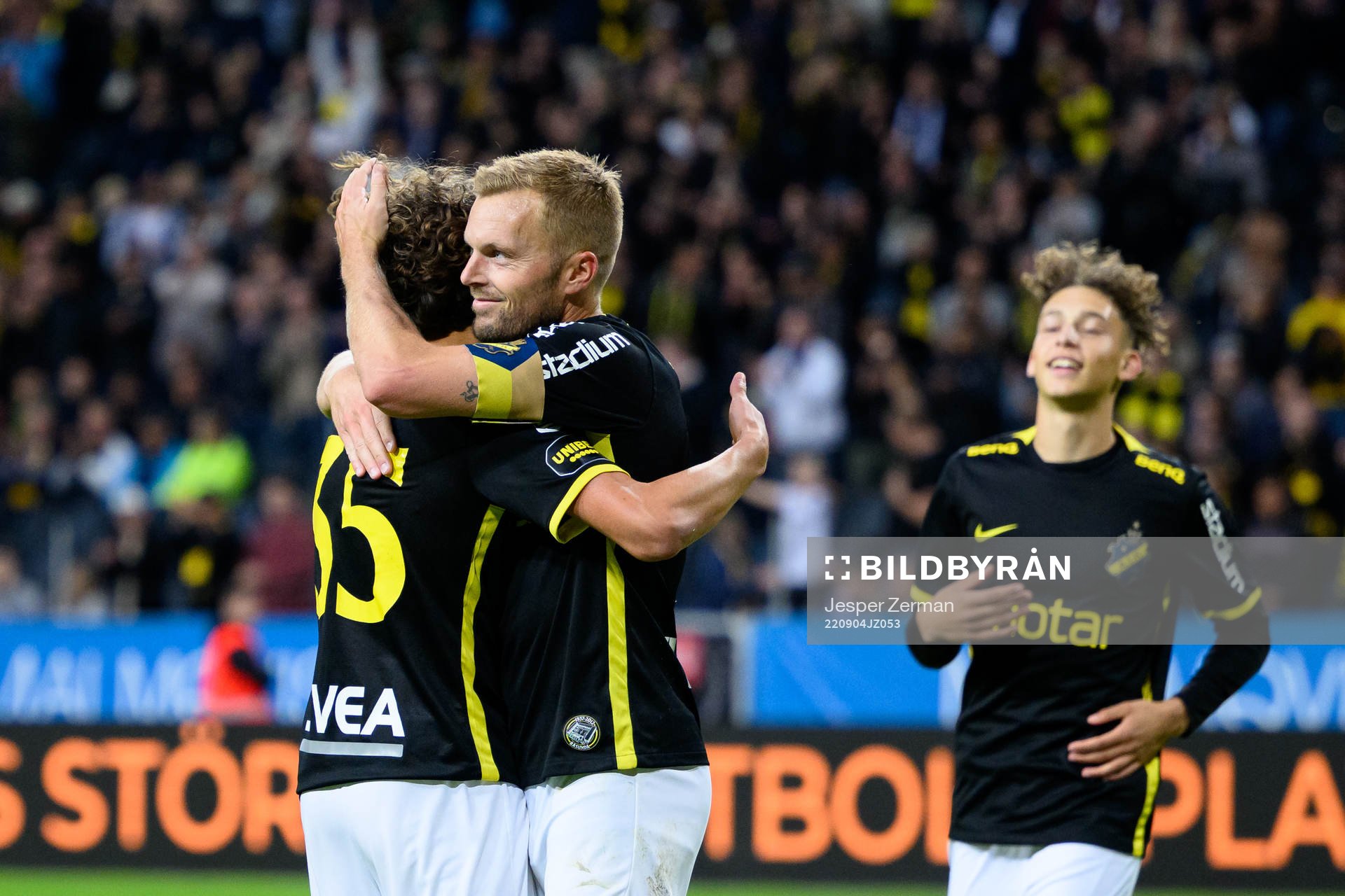 AIKs Taha Ayari och Sebastian Larsson jublar