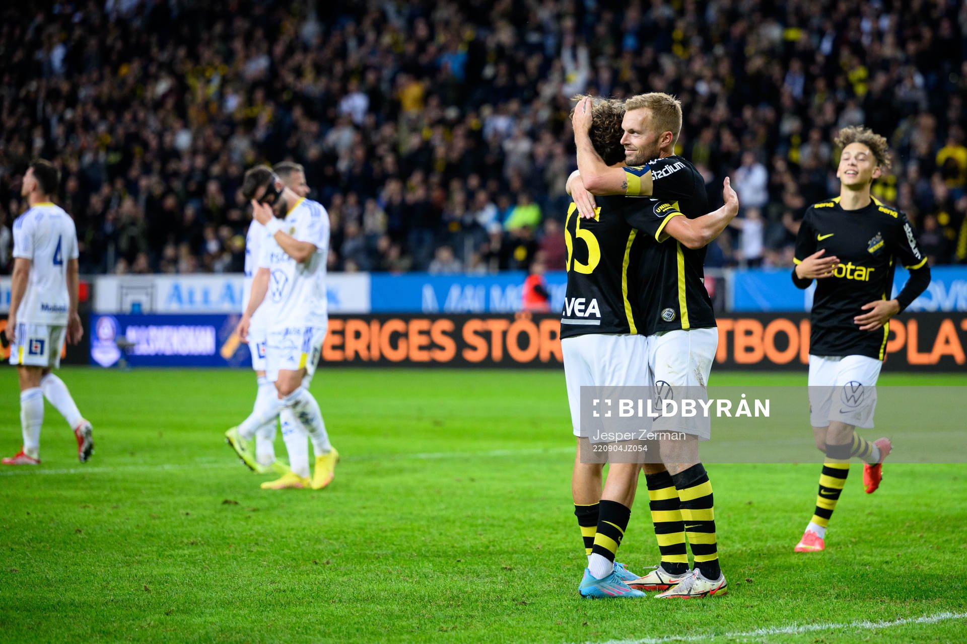 AIKs Taha Ayari och Sebastian Larsson jublar