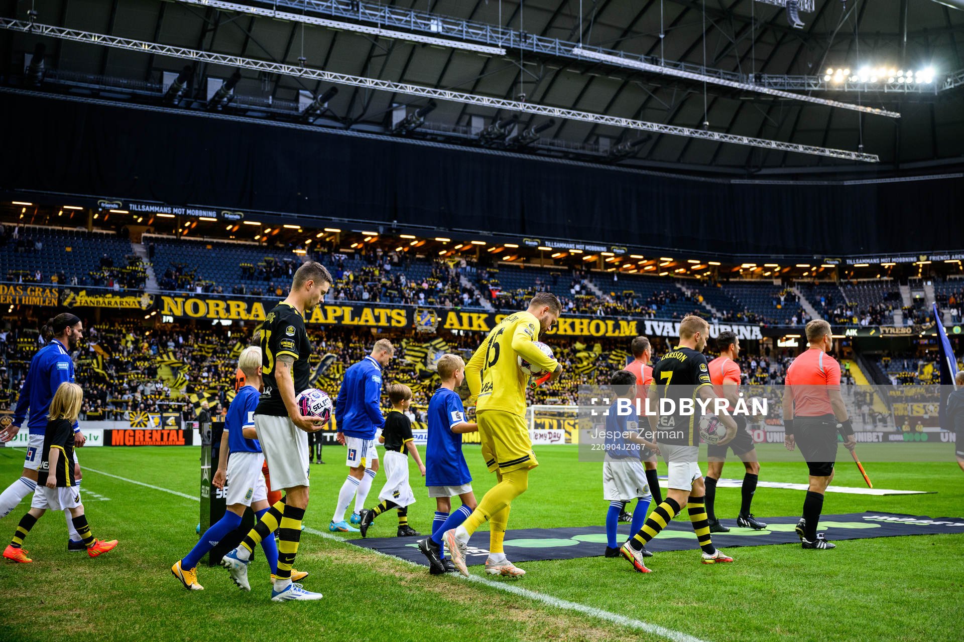 AIKs och GIF Sundsvalls spelare gör entré