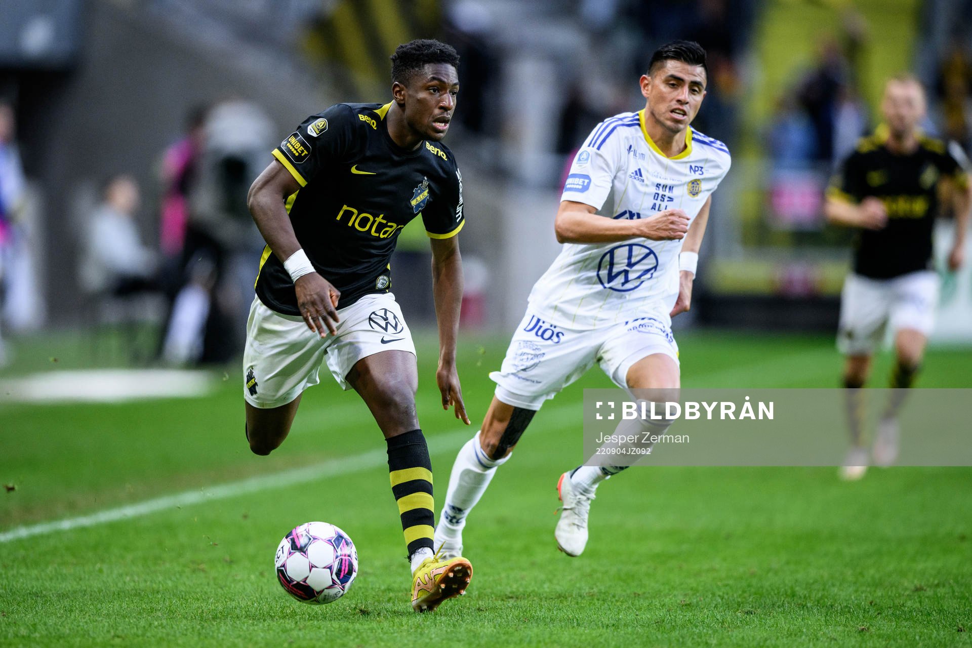 AIKs Josafat Mendes och GIF Sundsvalls Joe Corona under fotbollsmatchen i Allsvenskan mellan AIK och GIF Sundsvall den 4 september 2022 i Stockholm. 