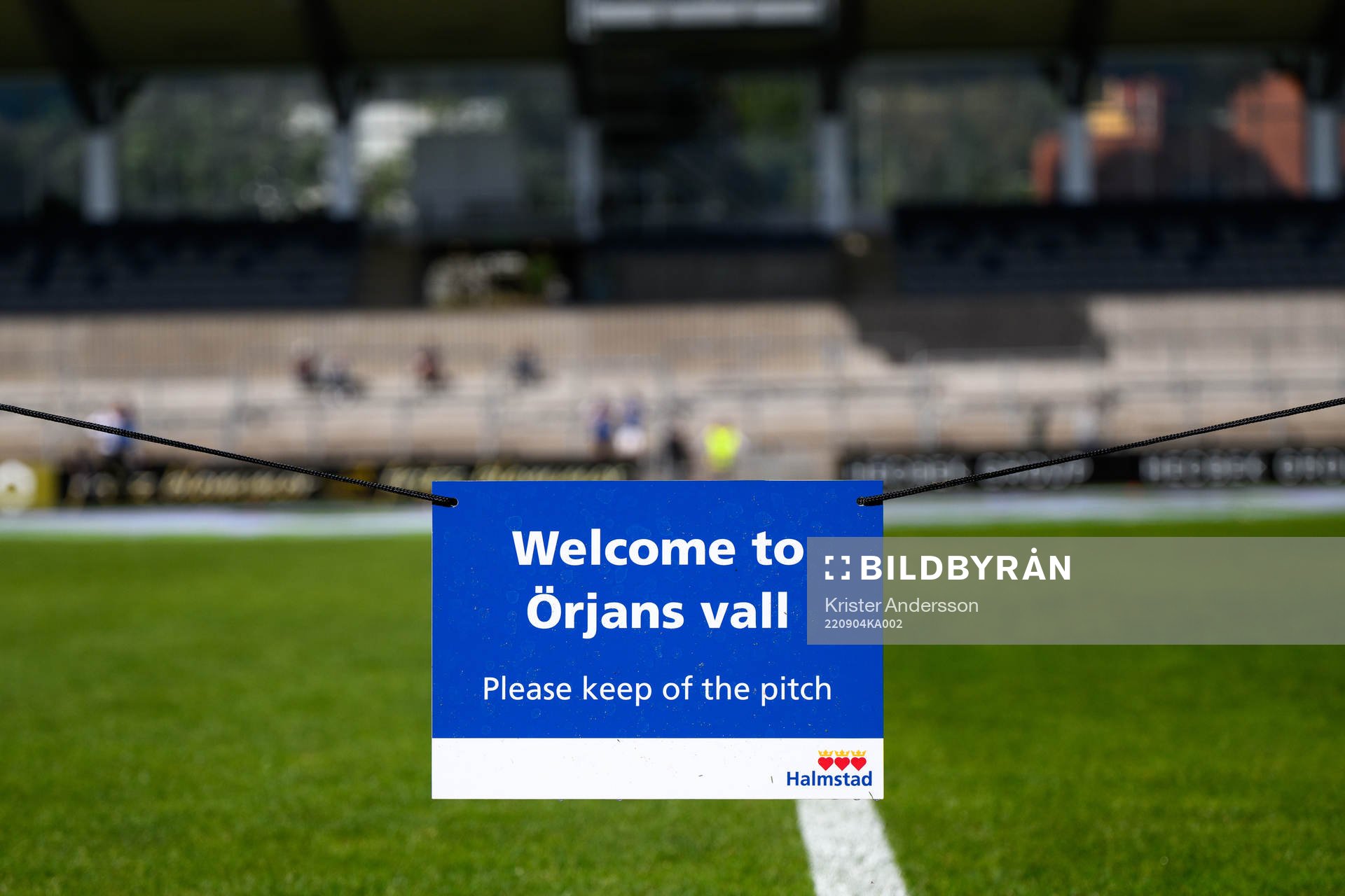 Skylt med förbud att beträda planen före fotbollsmatchen
