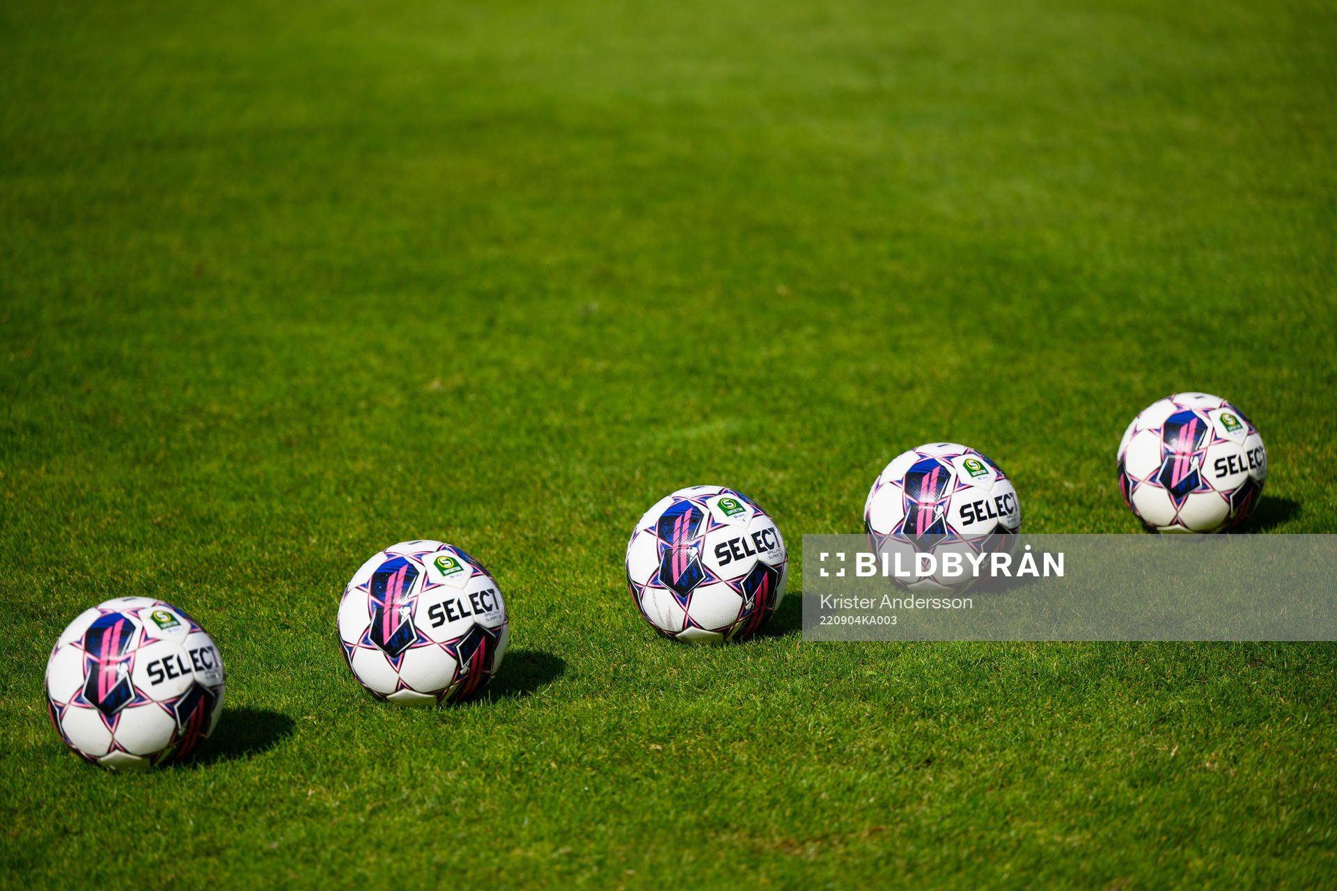 Fotbollar före fotbollsmatchen i Superettan mellan