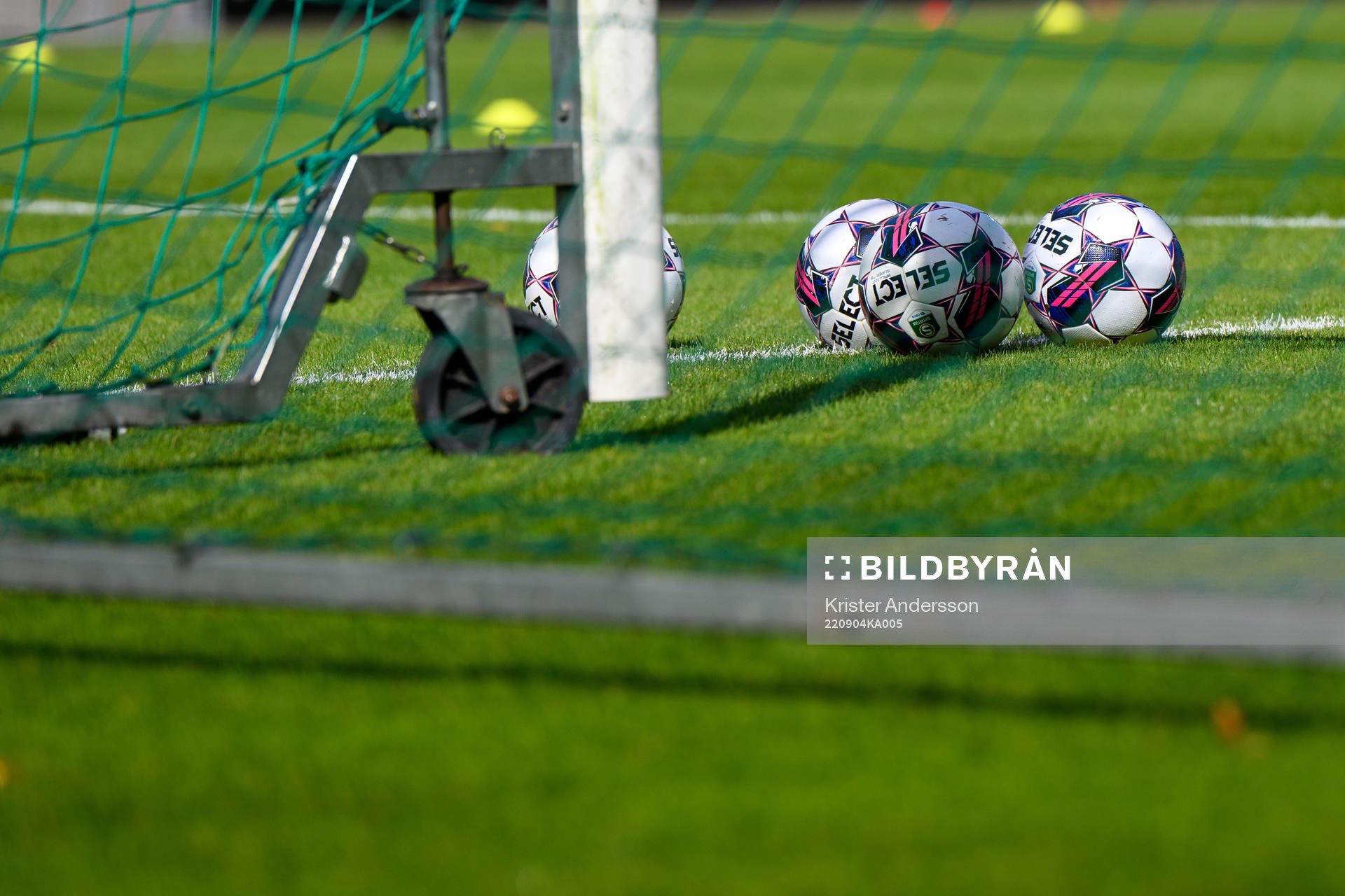Fotbollar före fotbollsmatchen i Superettan mellan