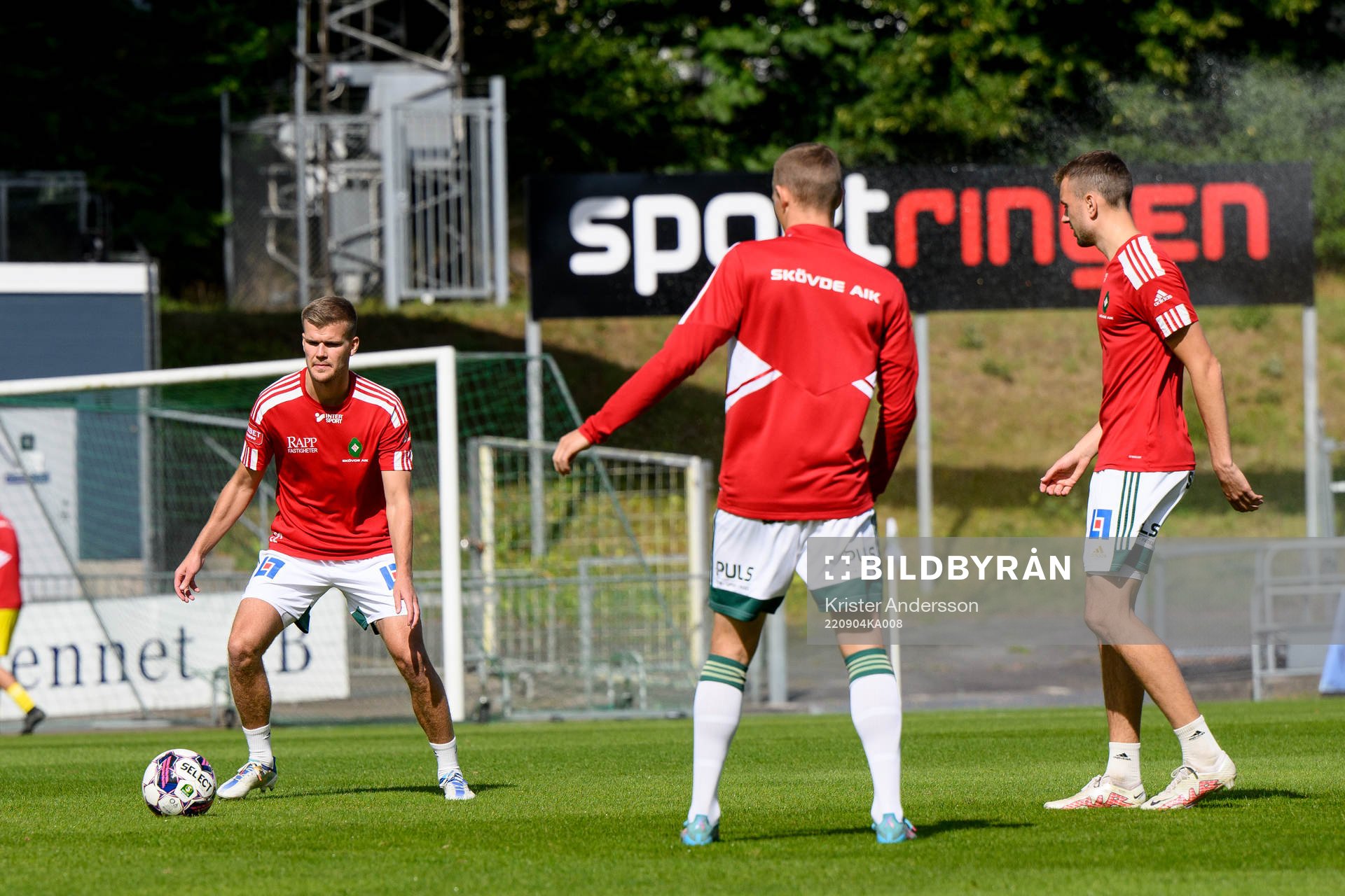 Skövdes spelare före fotbollsmatchen i Superettan mellan