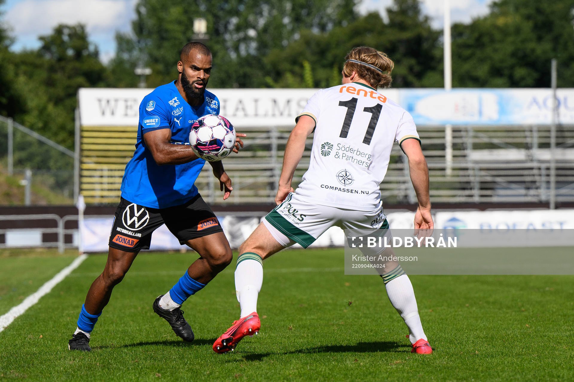 Halmstads Phil Ofosu-Ayeh under fotbollsmatchen i Superettan mellan Halmstad och Skövde AIK den 4 september 2022 i Halmstad. 