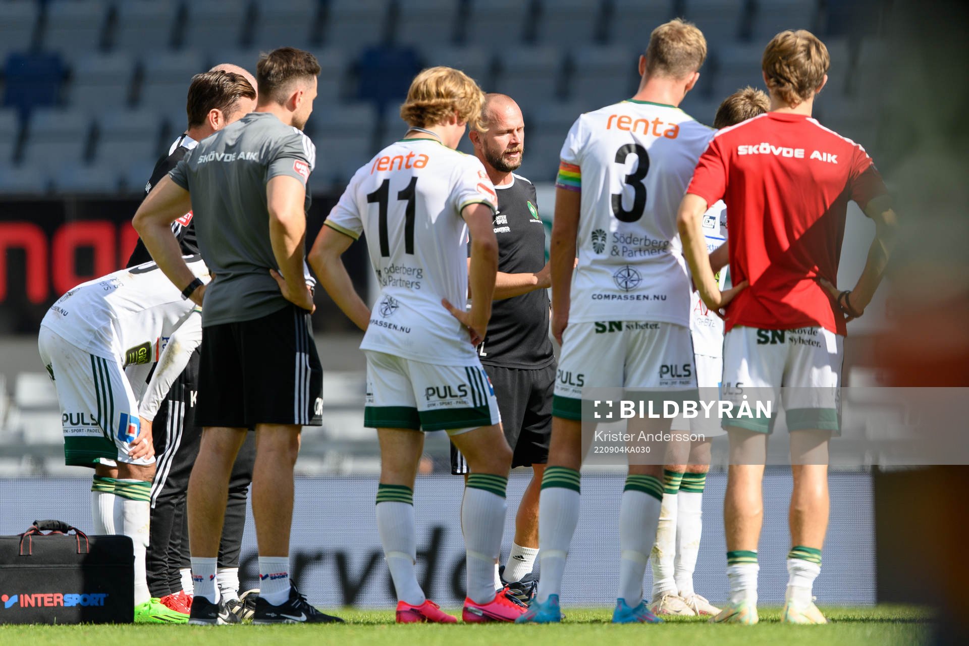 Skövdes tränare Tobias Linderoth med spelarna efter fotbollsmatchen i Superettan mellan Halmstad och Skövde AIK den 4 september 2022 i Halmstad.