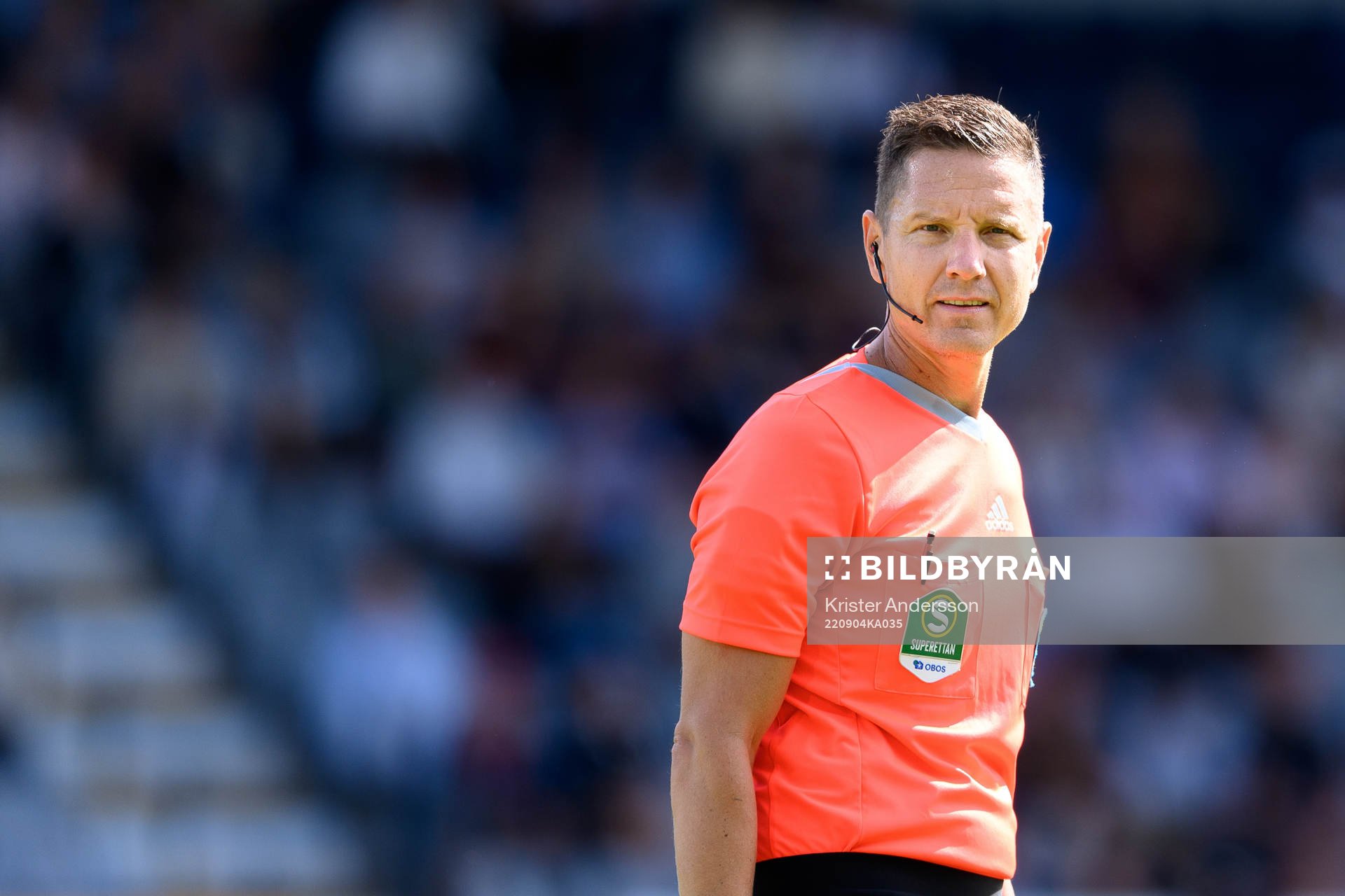Domare Martin Strömbergsson under fotbollsmatchen i Superettan mellan Halmstad och Skövde AIK den 4 september 2022 i Halmstad. 
