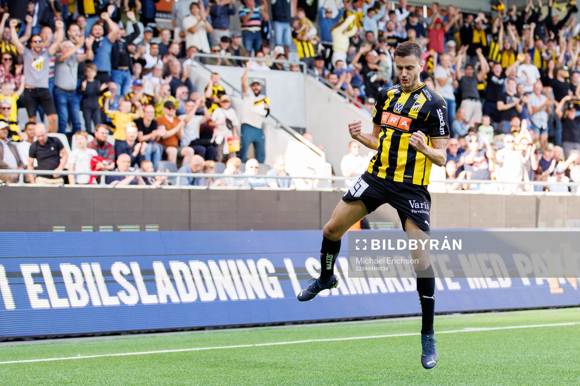 Häckens Alexander Jeremejeff jublar