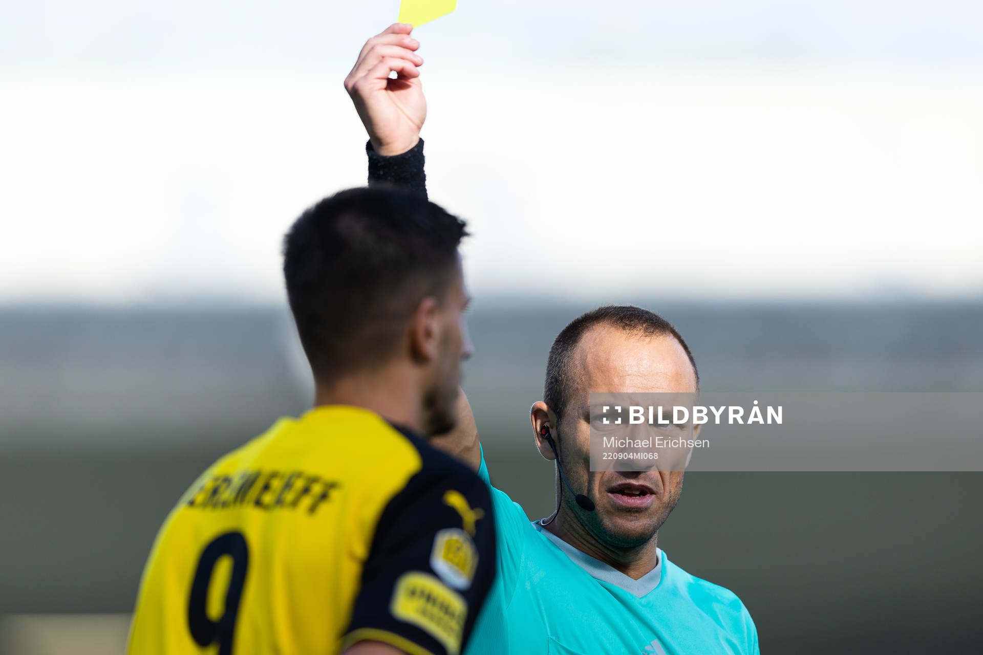 Domare Kaspar Sjöberg delar ut ett gult kort till Häckens Alexander Jeremejeff under fotbollsmatchen i Allsvenskan mellan Häcken och Degerfors den 4 september 2022 i Göteborg.