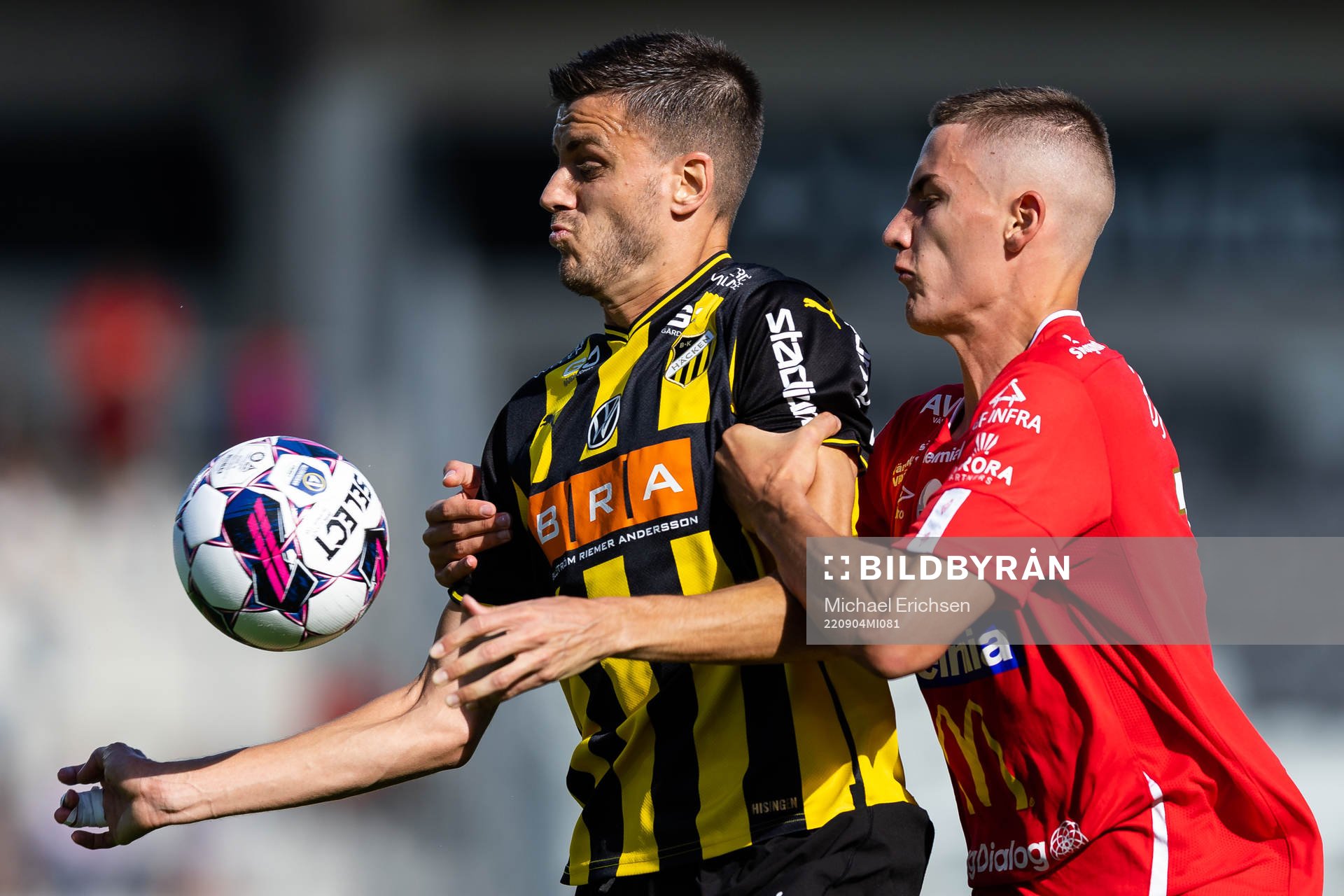 Häckens Alexander Jeremejeff och Degerfors Gustaf Lagerbielke under fotbollsmatchen i Allsvenskan mellan Häcken och Degerfors den 4 september 2022 i Göteborg.