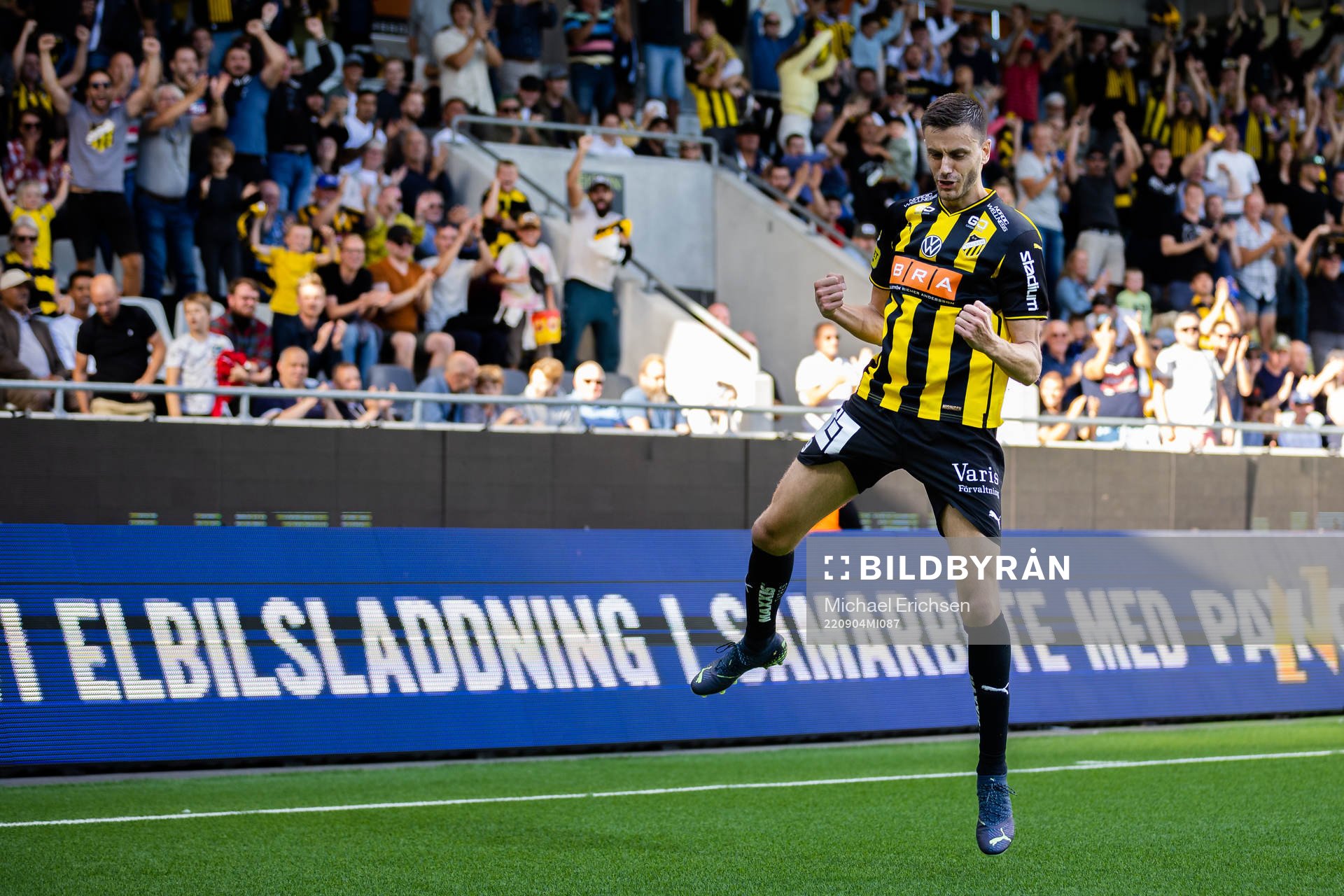 Häckens Alexander Jeremejeff jublar