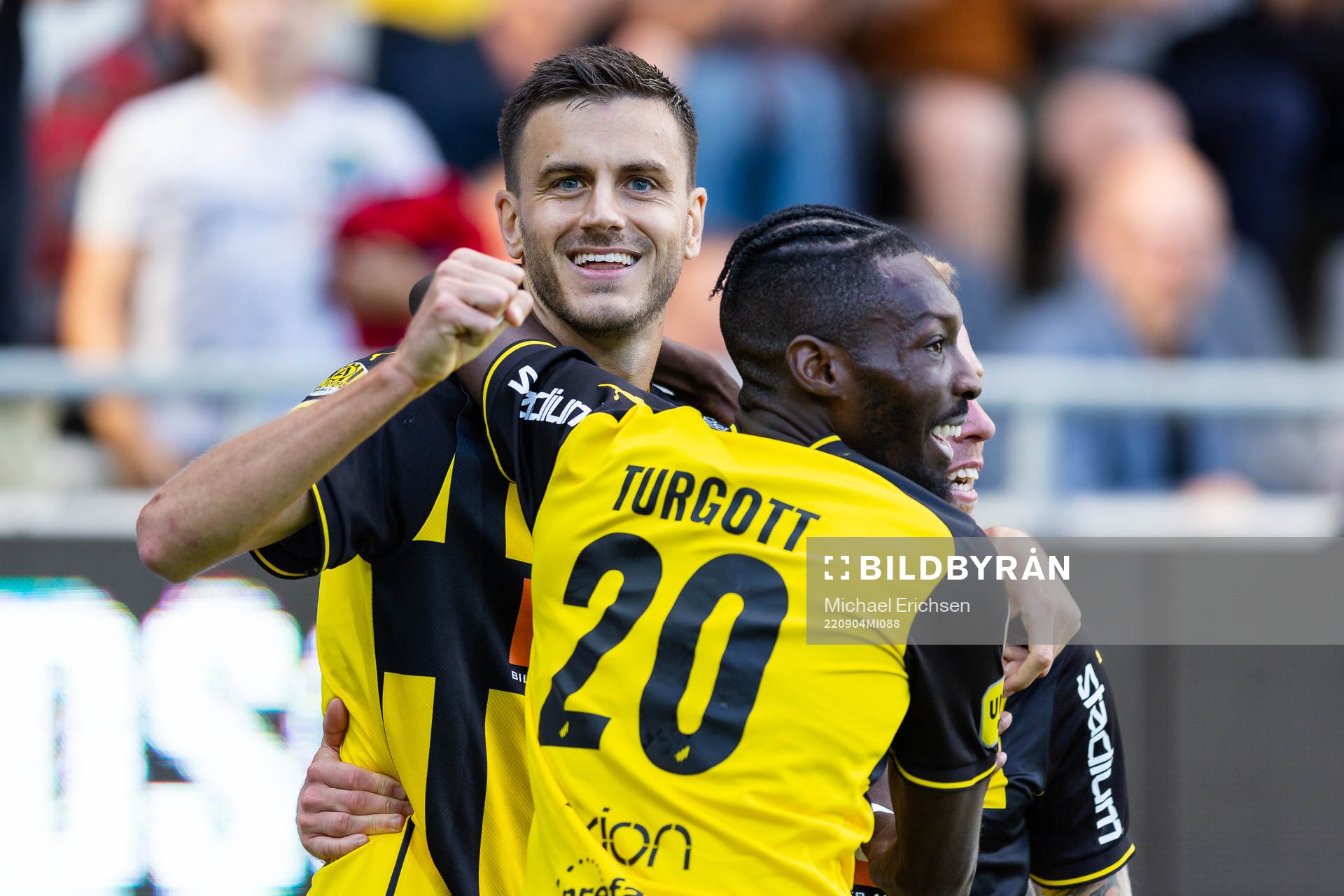 Häckens Alexander Jeremejeff jublar med lagkamrater