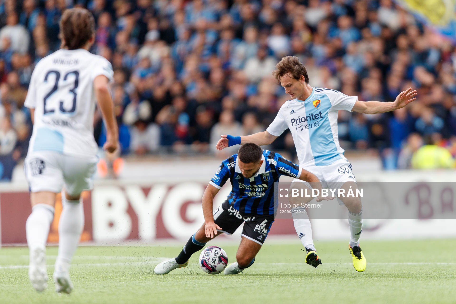 Sirius Edi Sylisufaj och Djurgårdens Hjalmar Ekdal under fotbollsmatchen i Allsvenskan mellan Sirius och Djurgården den 4 september 2022 i Uppsala.