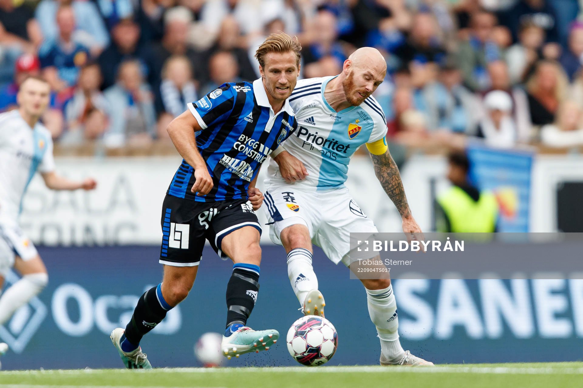 Sirius Daniel Stensson och Djurgårdens Magnus Eriksson under fotbollsmatchen i Allsvenskan mellan Sirius och Djurgården den 4 september 2022 i Uppsala.