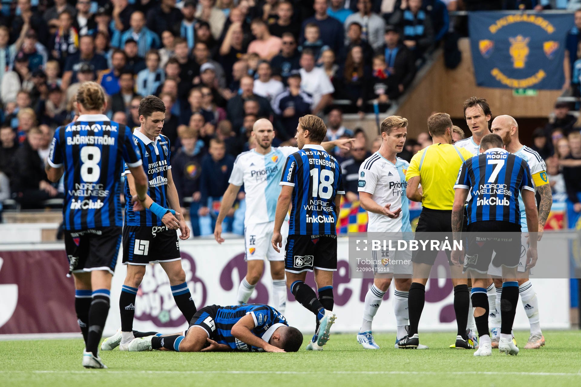 Djurgårdens Rasmus Schuller och domare Kristoffer Karlsson