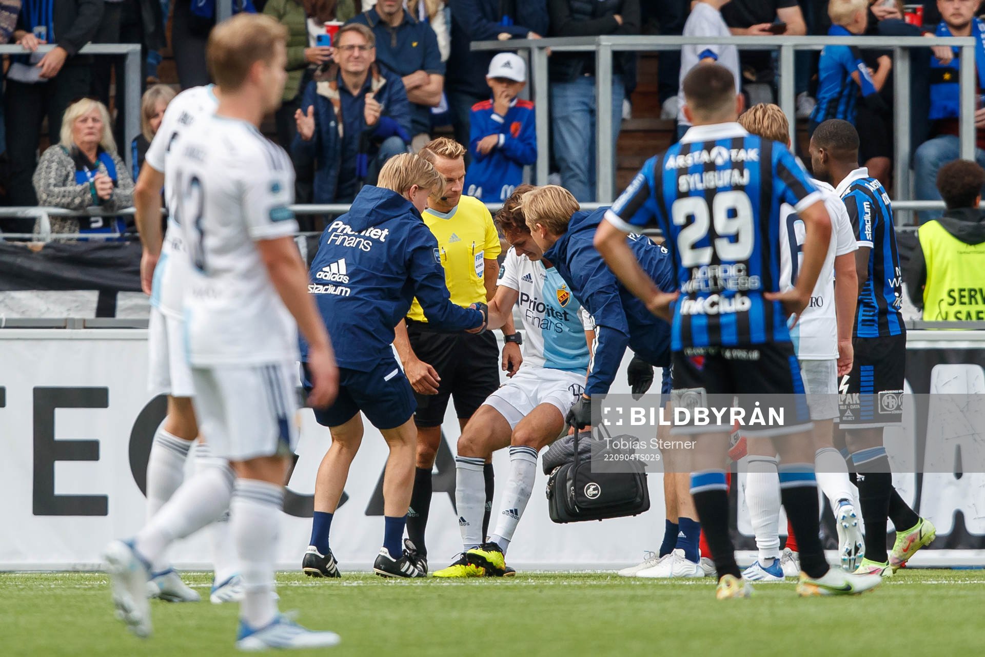 Djurgårdens Hjalmar Ekdal får hjälp att ställa sig upp