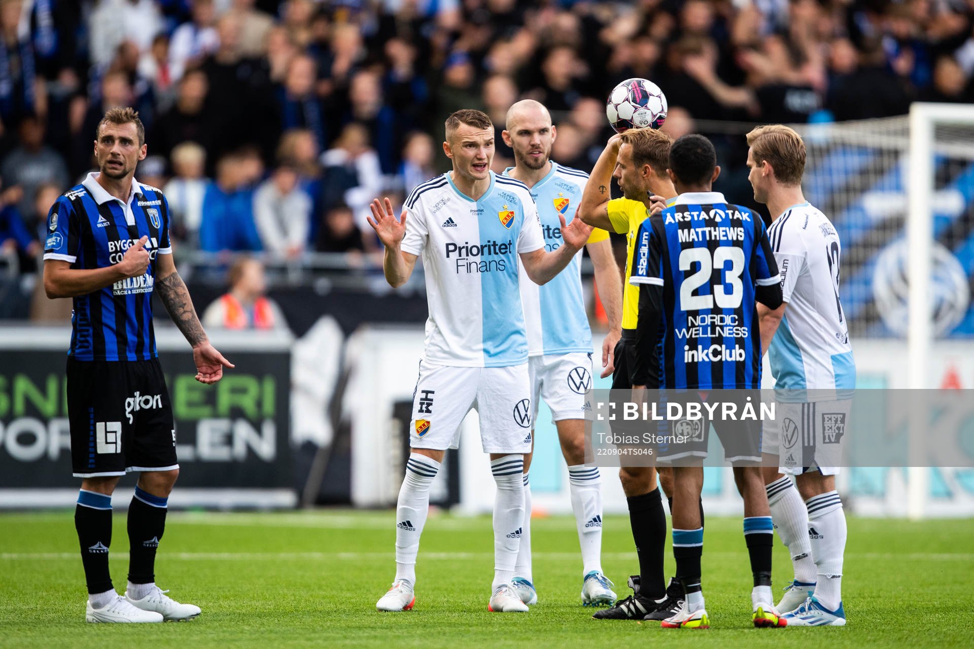 Djurgårdens Piotr Johansson, domare Kristoffer Karlsson