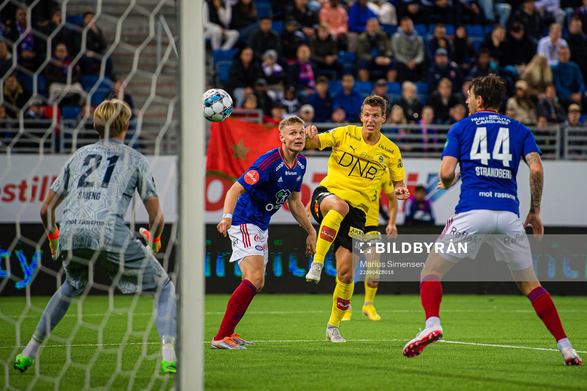 Simen Kristiansen Juklerød of Vålerenga and Thomas Lehne