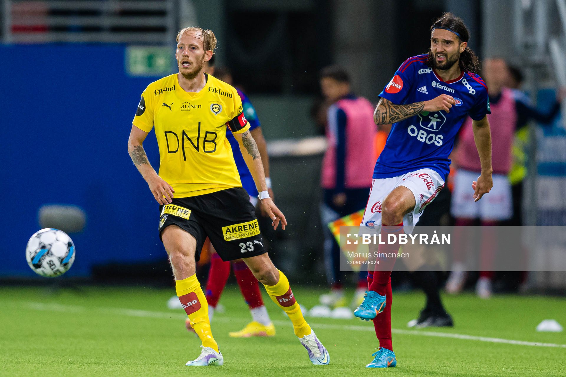Gjermund Åsen of Lillestrøm and Leonard Zuta of Vålerenga
