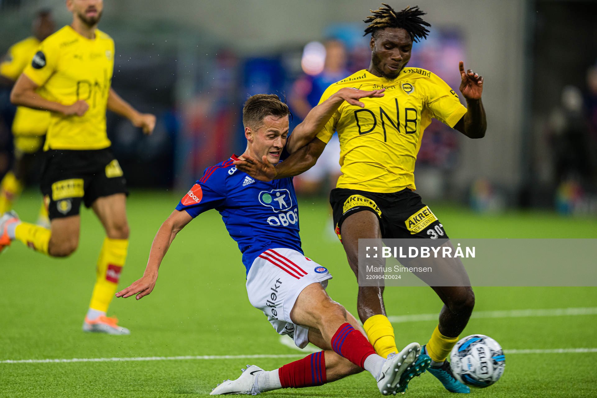 Henrik Udahl of Vålerenga and Ogbu Igoh of Lillestrøm