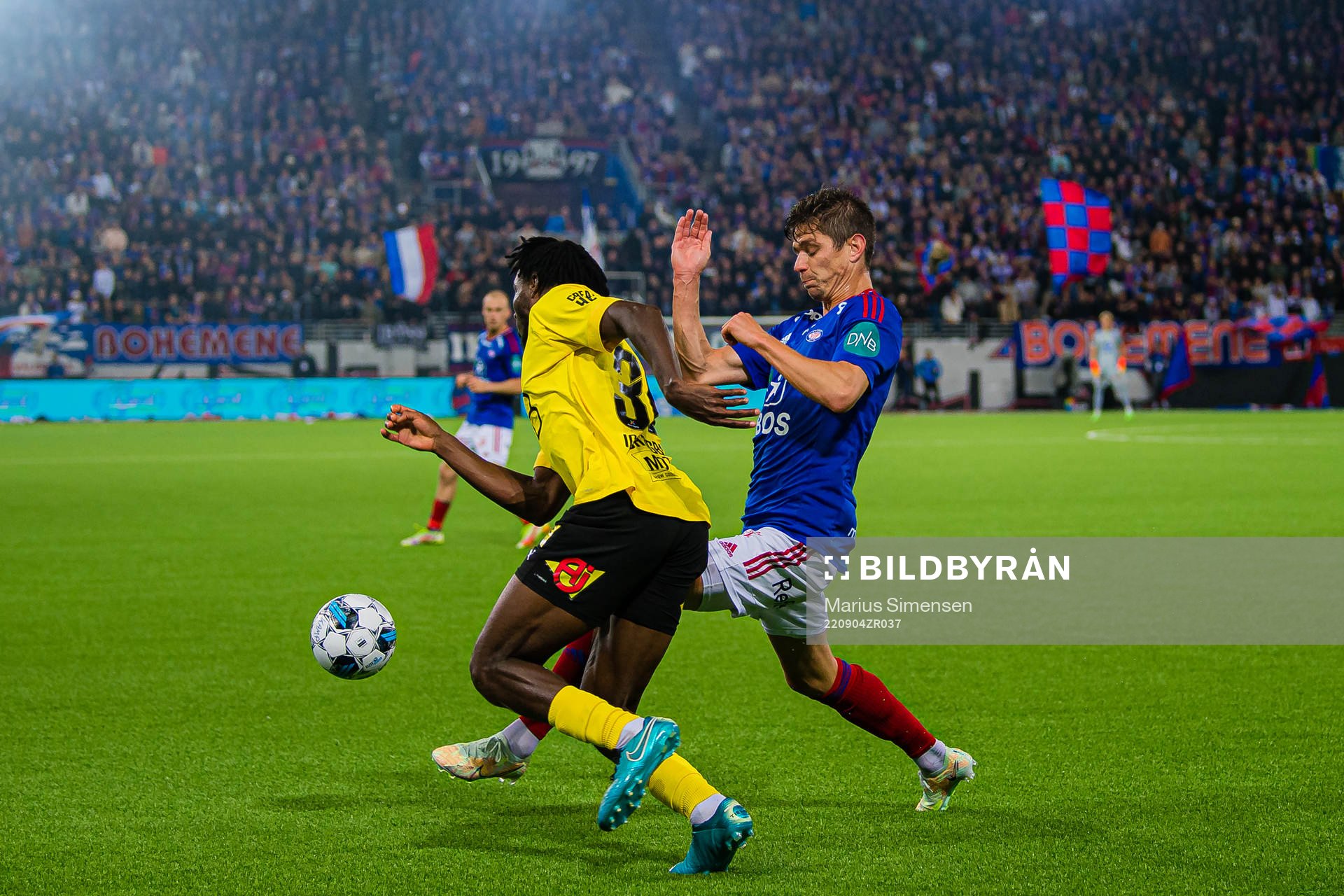 Ogbu Igoh of Lillestrøm and Torgeir Børven of Vålerenga
