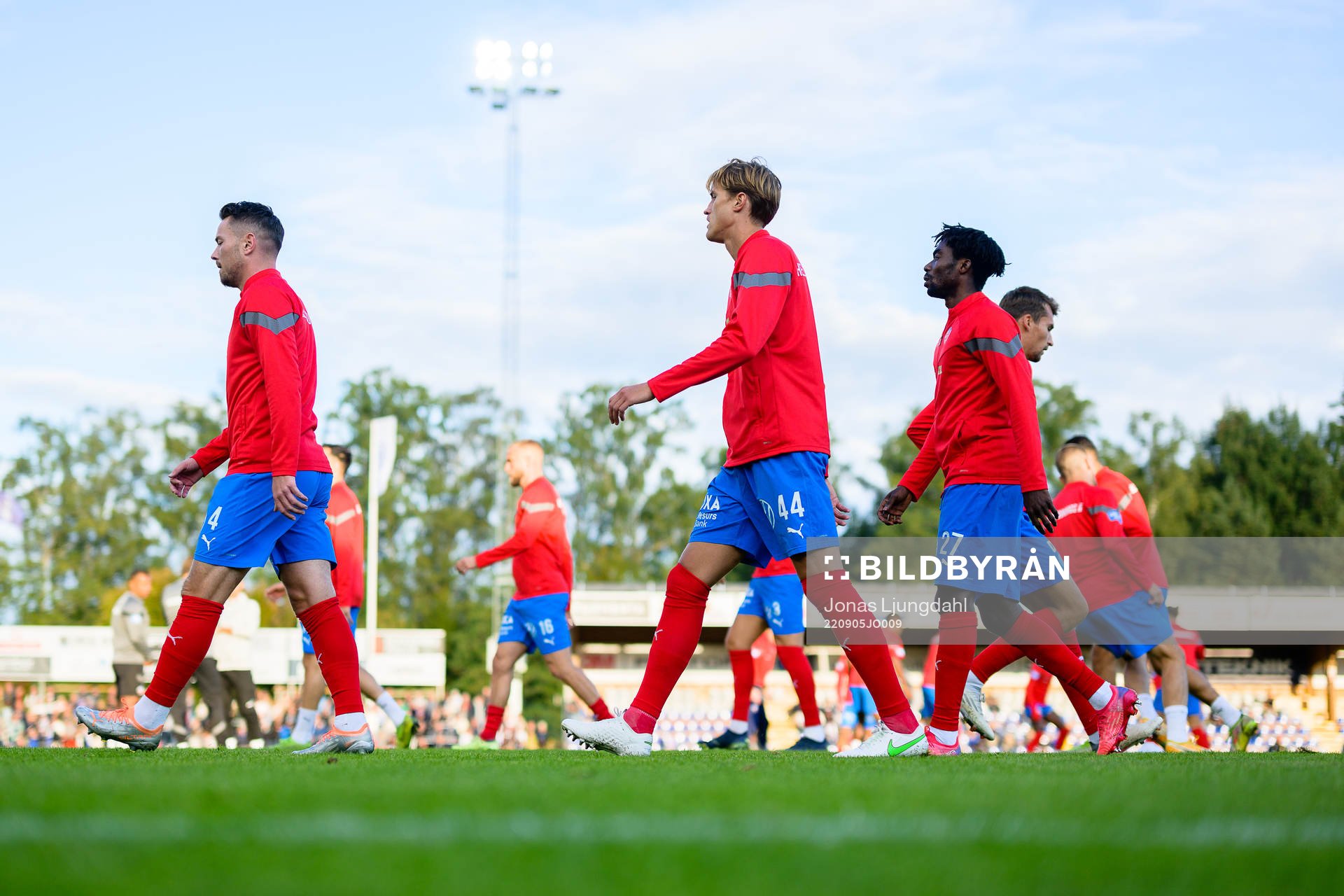 Helsingborgs spelare värmer upp före fotbollsmatchen i