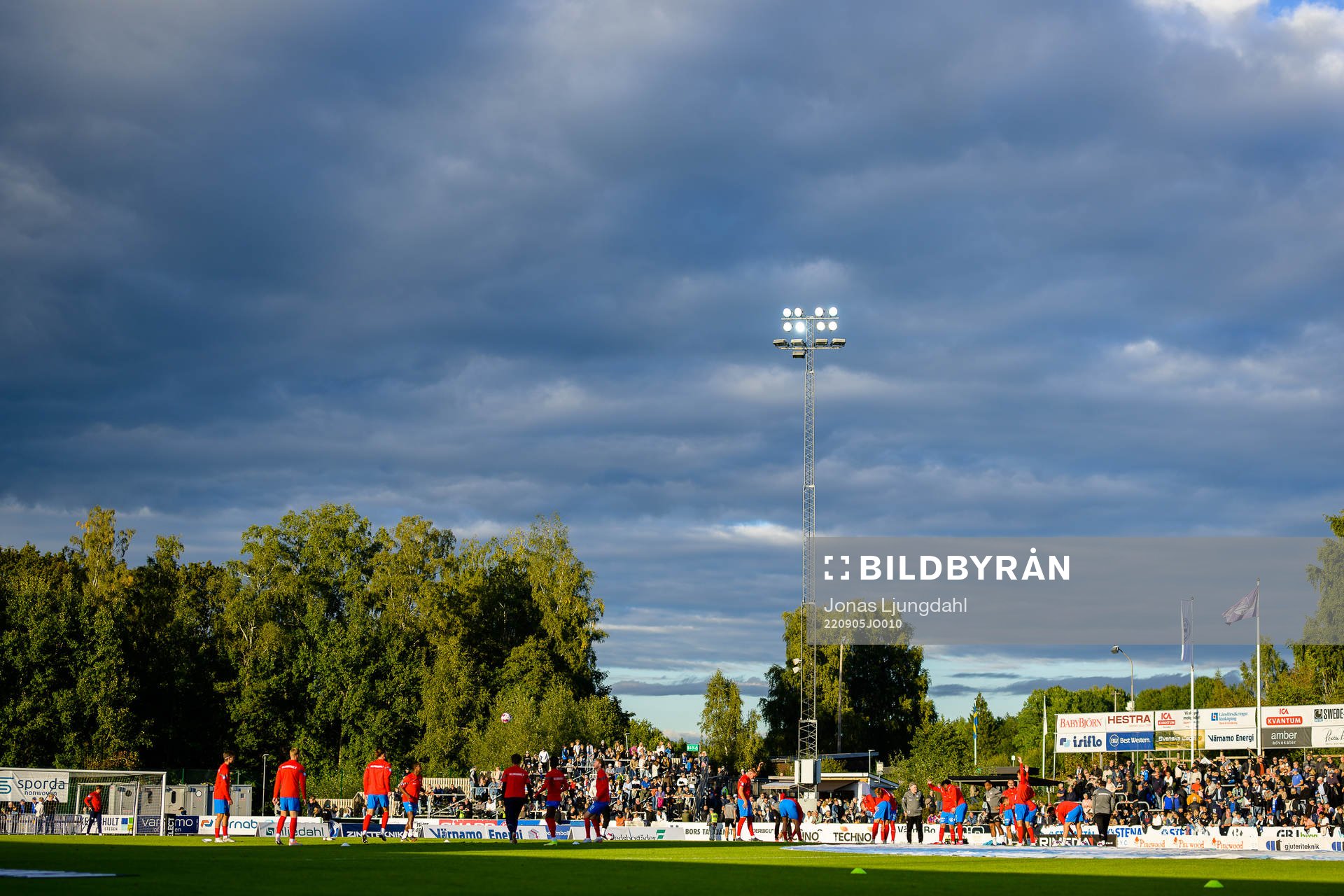 Helsingborgs spelare värmer upp före fotbollsmatchen i