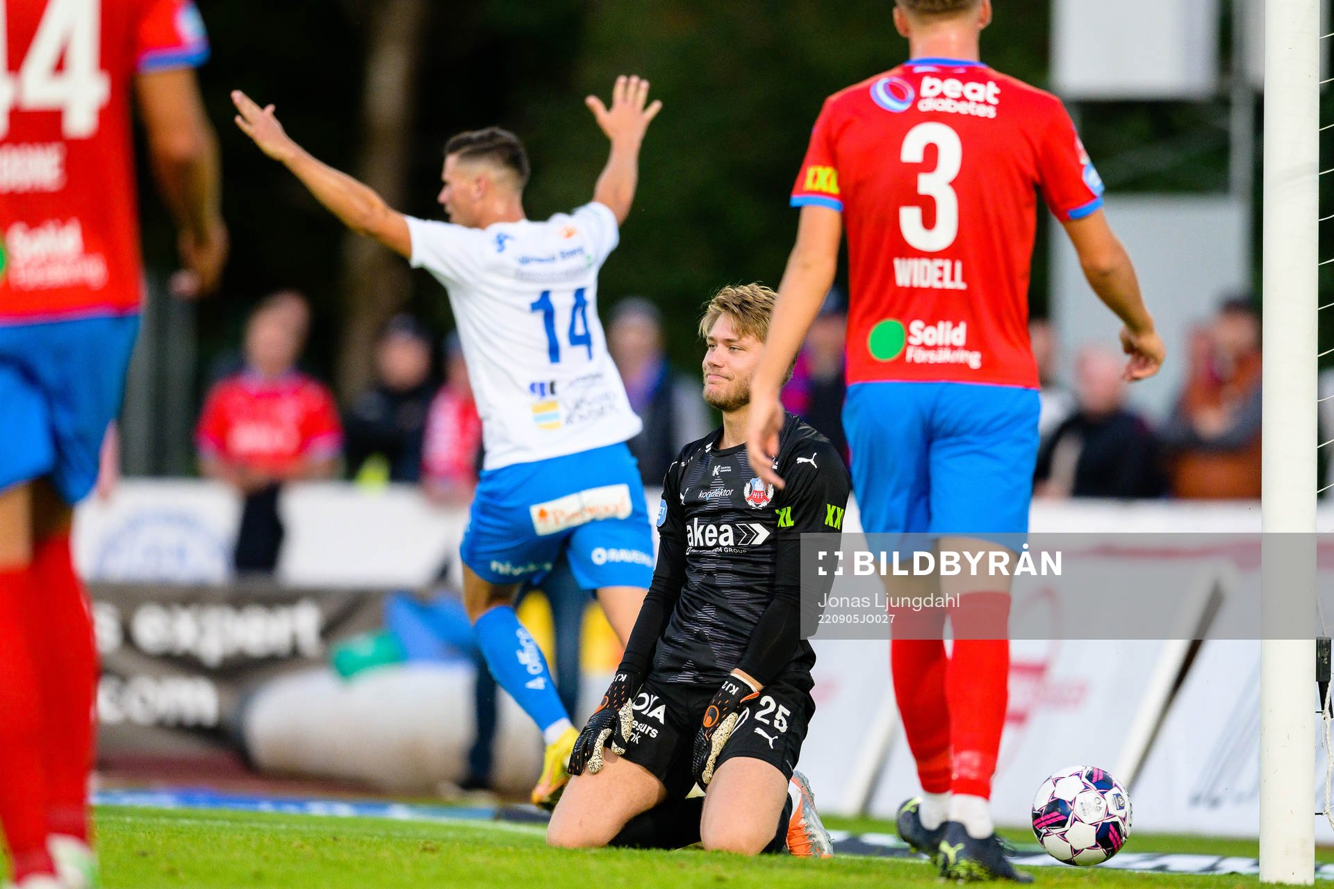 Helsingborgs målvakt Kalle Joelsson deppar