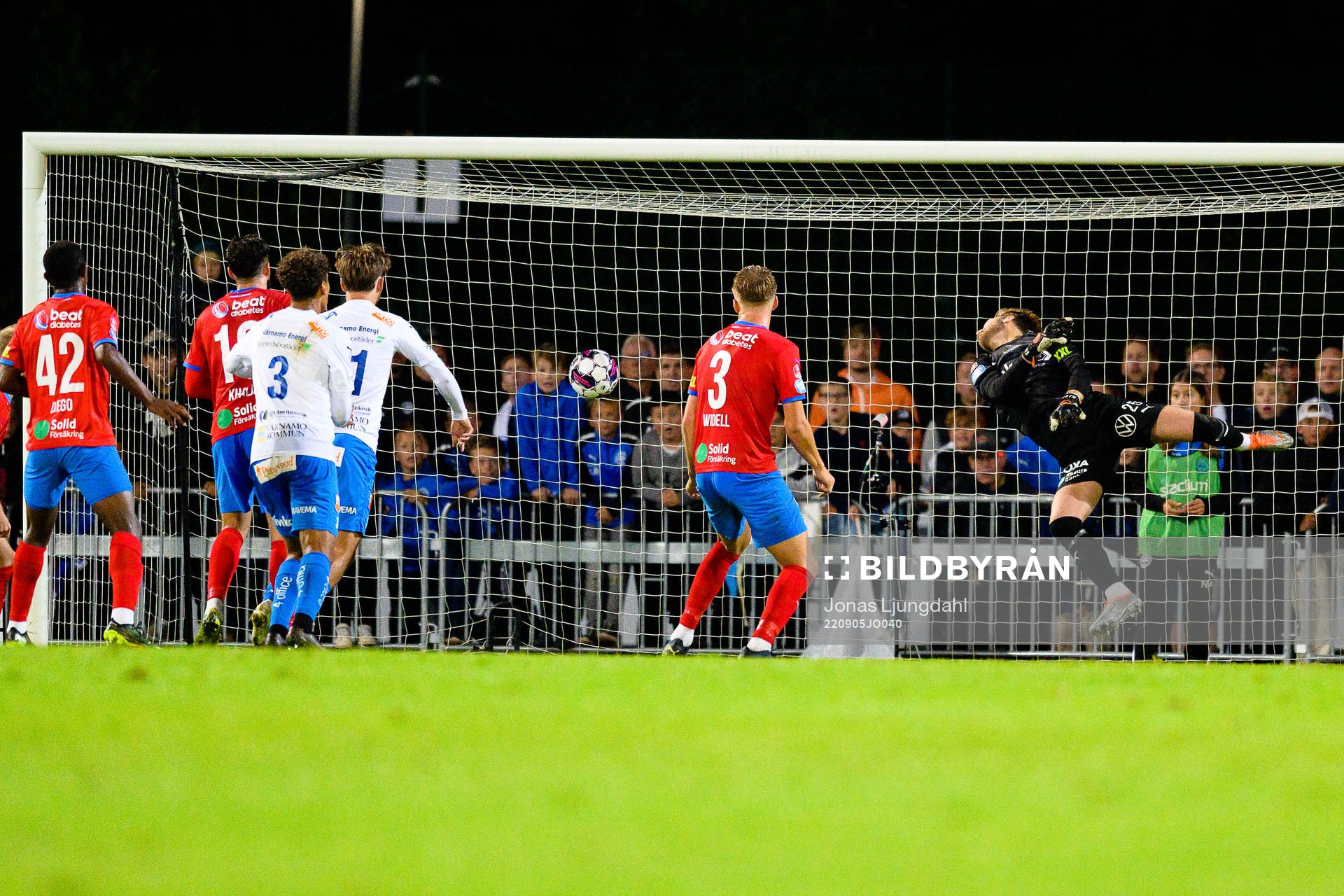 Värnamos Marcus Antonsson (ej i bild) gör mål 3-2 målet bakom Helsingborgs målvakt Kalle Joelsson under fotbollsmatchen i Allsvenskan mellan Värnamo och Helsingborg den 5 september 2022 i Värnamo.