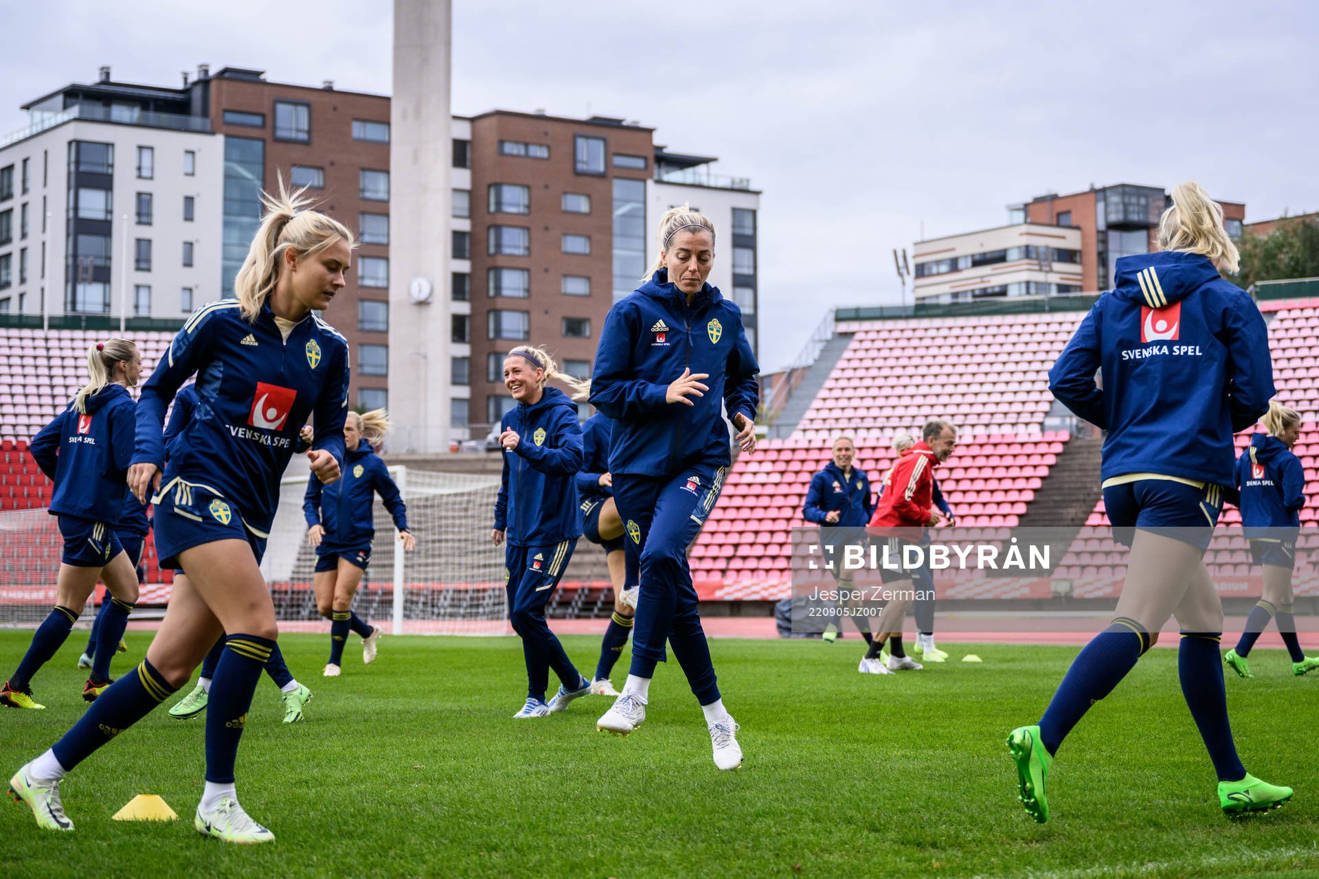 Amanda Nildén and Linda Sembrant of the Swedish women's national football team at a training session on September 5, 2022 in Tampere.