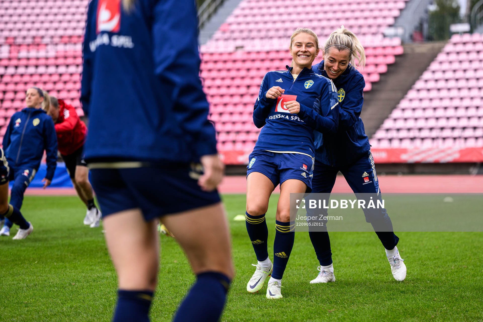 Amanda Nildén and Linda Sembrant of the Swedish women's national football team at a training session on September 5, 2022 in Tampere.
