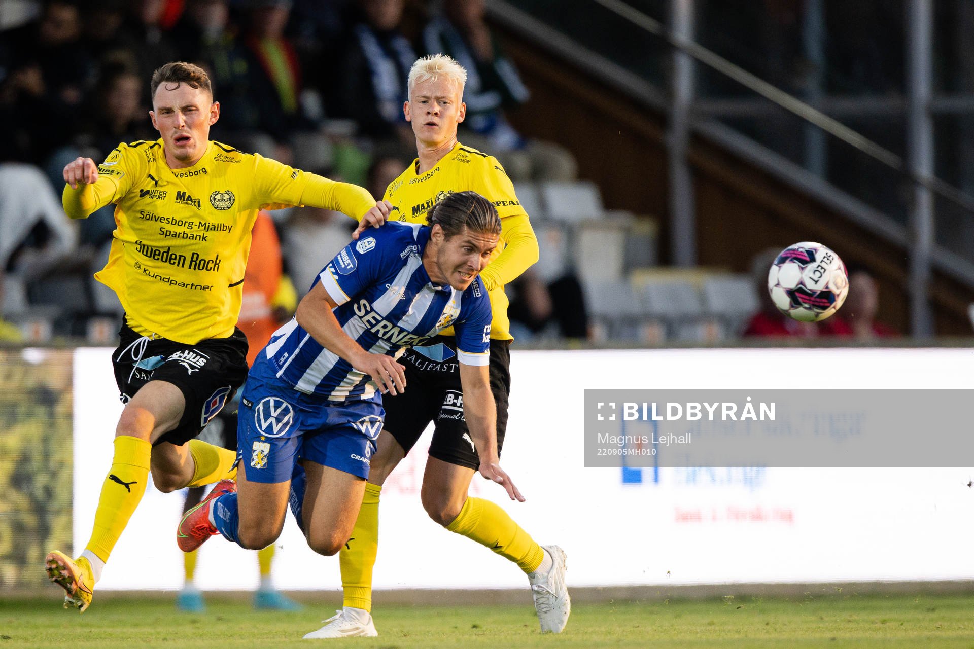 IFK Göteborgs Eman Markovic Mjällbys Noah Persson